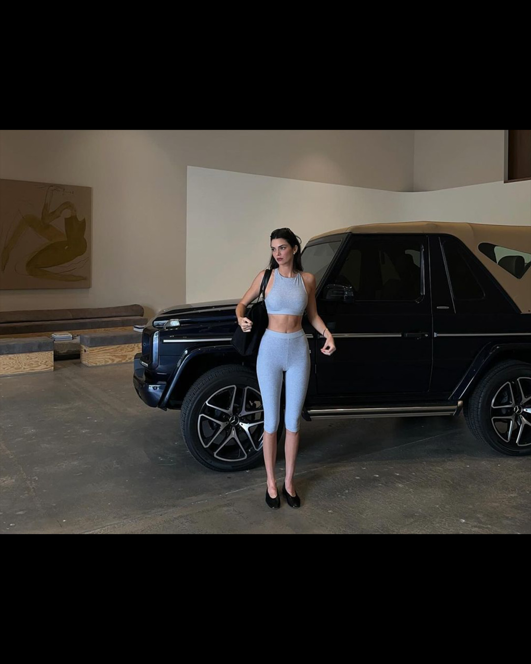 켄달 제너의 NEW CAR✨

켄달 제너가 LA에서 본 적 없는 자동차와 함께 등장했습니다. 아다놀라 착장을 하고 필라테스에 가는 모습이 포착되었는데요. 켄달이 새로 구입한 자동차는 포르쉐 911 터보 모델로 추정됩니다.

켄달 제너는 유명한 자동차 마니아로 알려져 있으며, 소유한 자동차만 16대 이상이라고 합니다. 35억 원을 호가하는 부가티를 비롯해 포르쉐 993, 메르세데스-벤츠 G500 카브리올레, 그리고 구하기 어려운 빈티지 차량들까지 보유하고 있죠.

슬라이드를 넘겨 켄달 제너의 놀라운 자동차 컬렉션을 감상해 보세요! 🚗✨ 이미지7