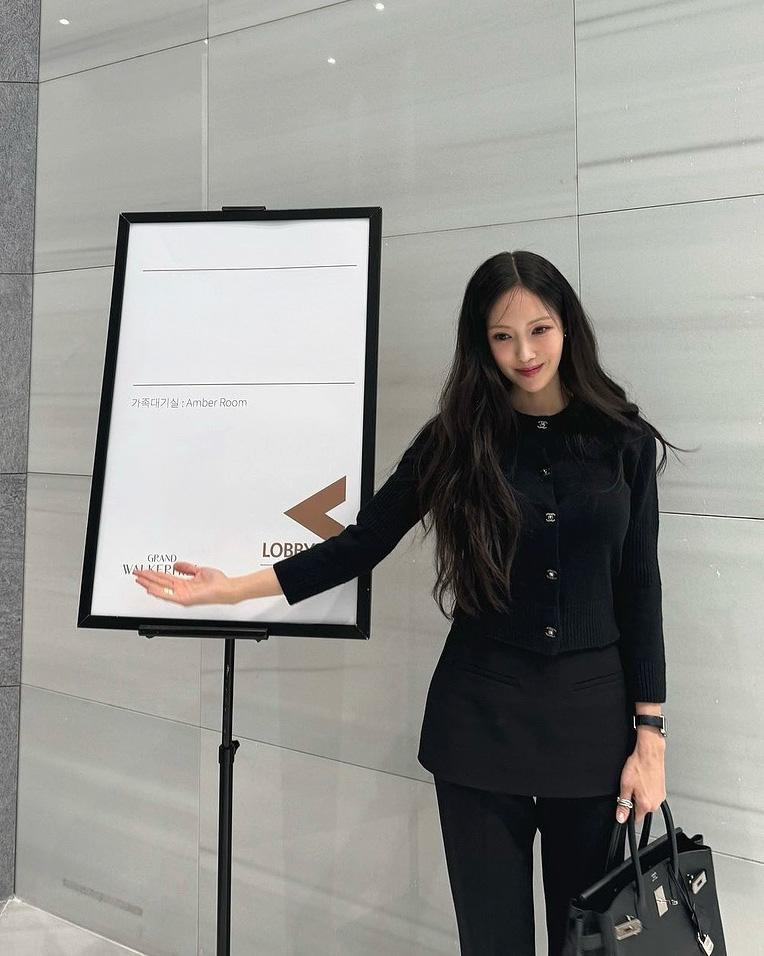 저도 버킨 잘 들 수 있어요..🥹

연예인들의 찐 사복에서 자주 보이는 아이템이 있죠. 바로 에르메스 버킨 백입니다.

김나영도 더 로우 코트에 에르메스 버킨 백을 매치한 모습을 업로드했죠. 강민경도 뉴 블루 진 컬러 버킨 백에 꽃을 꽂은 사진을 게시한 적도 있었고요. 꽃과 가방의 색 조합이 찰떡이네요💐 드라마 ‘나의 완벽한 비서’에서 CEO 역할답게 버킨 백을 매치한 모습을 보여준 한지민도 있습니다.

티아라 멤버 효민은 샤넬 블랙 가디건과 블랙 버킨 백으로 시크한 하객룩을 연출했네요. 배우 이요원은 깜찍한 키링으로 버킨 백에 귀여움을 한 스푼 더했습니다. 제니퍼 로페즈는 크로커다일 버킨 백을 들었네요.

리얼웨이에서도 버킨 백은 은근히 많이 보이는 아이템인데요. 슬랙스와 함께 포멀한 느낌뿐만 아니라, 청바지와 함께 매치하면 캐주얼하게도 연출할 수 있죠. 언젠가 버킨 백을 소장하게 될 날을 위해… 저장 완📁 이미지