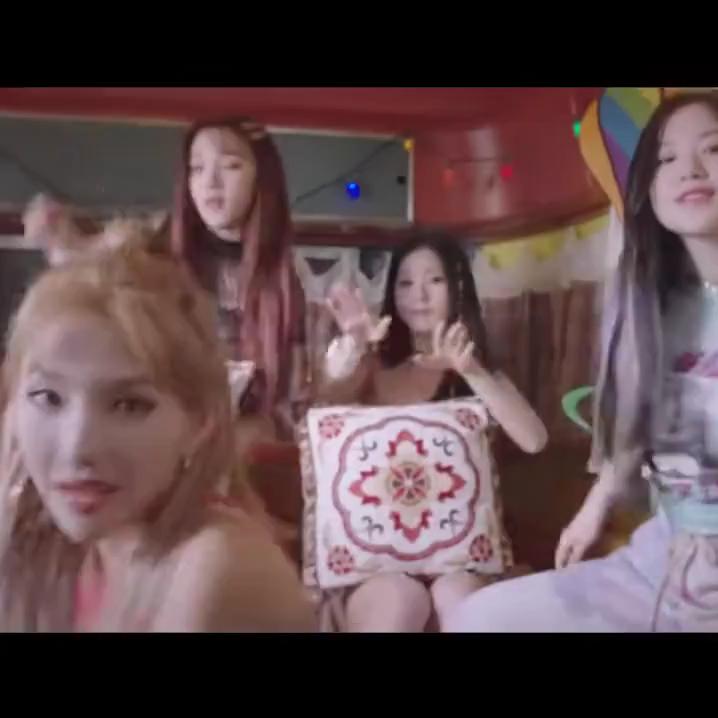 모두가 반대한 가수들의 타이틀곡😳

요즘 줄임말 '감다살'의 뜻 아시나요? '감 다 살았네'의 줄임말로, 타고난 감으로 좋은 결과를 이끌어낸 경우에 사용된다고 합니다. 오늘 준비한 콘텐츠는 회사에서 반대했지만, 가수의 타고난 감으로 성공을 거둔 타이틀곡들을 소개하려고 합니다. 여러분은 어떤 노래가 가장 마음에 드셨나요?🎧

1. 블랙핑크 - 휘파람
2. 태연 - INVU
3. 조이 - 안녕
4. 아이브 - LOVE DIVE
5. 아이들 - 덤디덤디 이미지