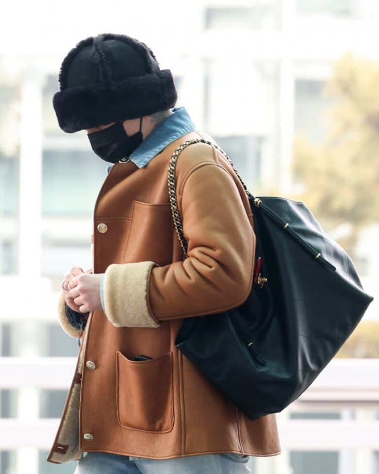 벌써부터 인기폭발❤️‍🔥지디 샤넬백

최근 공항에서 지드래곤이 샤넬의 미출시 신상 백을 착용해 큰 주목을 받았습니다. 이 가방은 3월에 정식 출시 예정인 Chanel Spring-Summer 2025 컬렉션의 제품으로, 이미 선주문이 폭주하고 있다는 소식이 전해졌습니다.❤️ 이미지