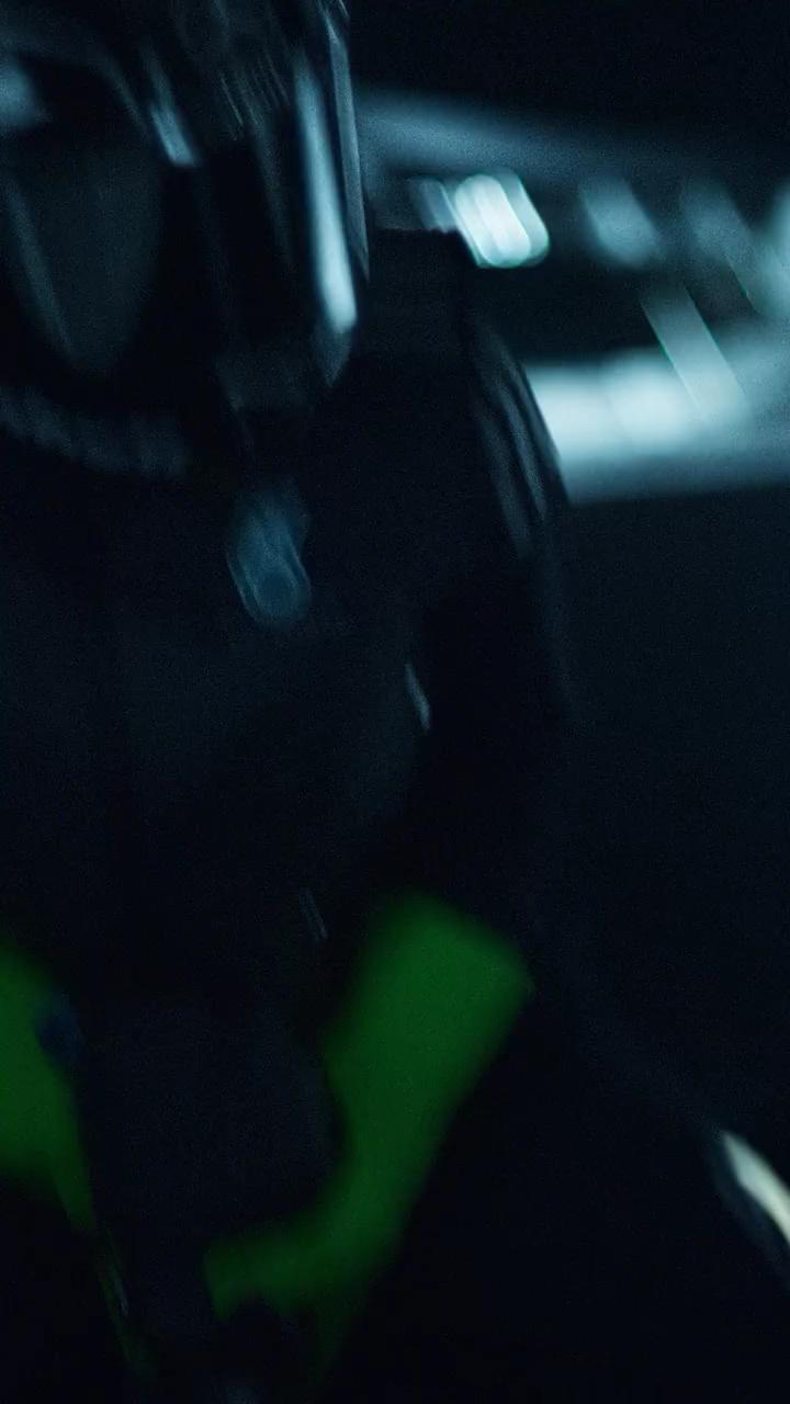 아디다스, 메르세데스-AMG 페트로나스 F1 팀과 첫 모터스포츠 컬렉션 출시🇩🇪🏎️

아이다스가 드라이버, 팀, 팬을 위한 퍼포먼스 웨어를 선보입니다.

아디다스가 메르세데스-AMG 페트로나스 F1 팀과 협력하여 첫 모터스포츠 컬렉션을 출시하였습니다. 이번 컬렉션은 드라이버, 팀원, 팬을 하나로 연결하는 퍼포먼스 웨어로, ‘THE RACE BEGINS(질주의 시작)’이라는 메시지를 통해 F1의 속도감을 강조합니다.

컬렉션은 AEROREADY 기술이 적용된 드라이버 웨어, 기동성을 높인 엔지니어 웨어, 그리고 팬들을 위한 라이프스타일 웨어로 구성되었습니다. 블랙 & 화이트 컬러에 팀의 상징인 청록색 포인트를 더해 레이싱의 역동성을 담아냈습니다.

F1 드라이버 조지 러셀과 키미 안토넬리는 이번 협업에 대한 기대감을 표하며, 아디다스의 기술력이 선수 퍼포먼스 향상에 기여할 것이라 밝혔습니다. SS25 모터스포츠 컬렉션은 아디다스 공식 온라인 스토어 및 일부 매장에서 만나볼 수 있습니다. 이미지