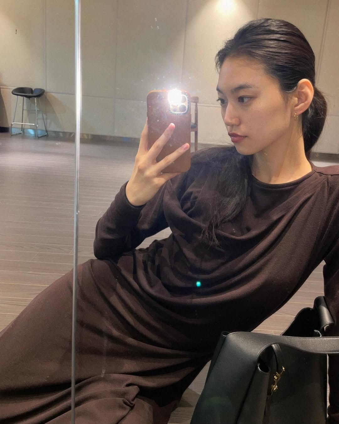 인간 더로우 김도연의 멋🍂🤎

부시시한 헤어와 낙낙한 핏의 스타일, 드뮤어 미감 대표 브랜드 더로우하면 떠오르는 이미지입니다. 런던에서 유학 중인 김도연은 본인에게 가장 잘 어울리는 스타일을 찾은 듯한 일상룩을 보여주는데요.

예술 영화 주인공이 입을 법한 그녀의 일상룩, 겨울 코디에도 많은 영감을 주네요! 이미지7