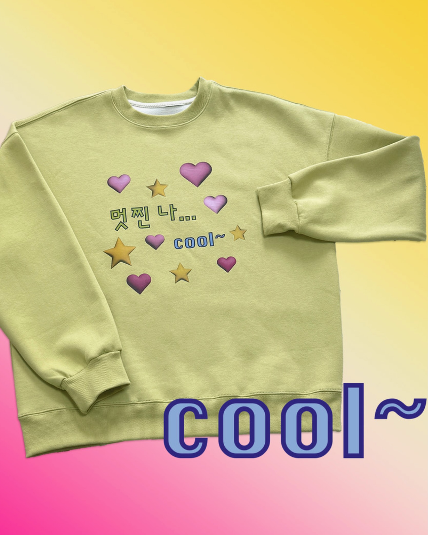 집순이 라이프스타일 존중하라🏠

최근, <전지적 참견 시점>에 출연해 배우 모먼트는 잠시 접어둔 채 '눕순이'(누워있는 집순이) 모드를 발동시켜 이목을 사로잡았는데요. 그 중 '현실도피자'라는 레터링과 우스꽝스러운 그래픽의 후드티가 시선을 잡아끕니다. 연우의 인스타그램 계정에도 해당 브랜드의 티셔츠를 입은 모습이 있을 정도로 열렬한 팬인 듯 한데요.

이게 뭐지? 싶은 옷, 바로 '카우치 포테이토'라는 브랜드입니다. '소파에 누워 TV만 보는 사람'이라는 뜻을 담아내는 듯, 브랜드 웹사이트에는 '집'과 관련된 메시지를 표현한 아이템이 주를 이룹니다. 그 외에도 '멋진 나', '그럴 수도 있지' 등 웃음을 자아내는 아이템이 있는데요. '바쁜 삶의 중간에서도 자신을 발견할 수 있는 아이템'을 강조하는 브랜드의 메시지를 잘 보여주고 있네요.

겉모습은 우스꽝스럽지만 괜히 한 번 입어보고 싶은 마음이 들지 않나요? 남에게 보이는 화려함보다는 오롯이 '나'에게 집중한 아이템이라는 점이 깊게 와닿습니다.

 앞으로 카우치 포테이토가 집순이 라이프스타일을 어떻게 더욱 풍요롭게 만들어줄지 기대되네요🙋🏻‍♀️ 이미지7