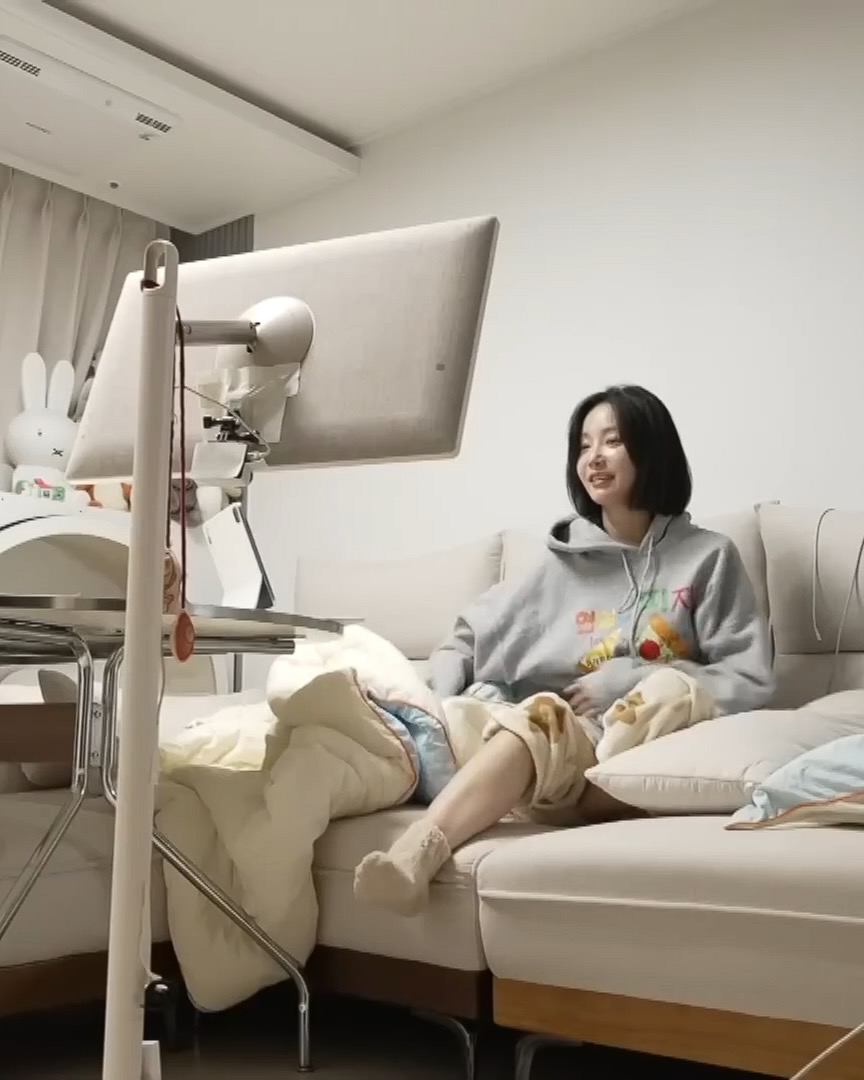 집순이 라이프스타일 존중하라🏠

최근, <전지적 참견 시점>에 출연해 배우 모먼트는 잠시 접어둔 채 '눕순이'(누워있는 집순이) 모드를 발동시켜 이목을 사로잡았는데요. 그 중 '현실도피자'라는 레터링과 우스꽝스러운 그래픽의 후드티가 시선을 잡아끕니다. 연우의 인스타그램 계정에도 해당 브랜드의 티셔츠를 입은 모습이 있을 정도로 열렬한 팬인 듯 한데요.

이게 뭐지? 싶은 옷, 바로 '카우치 포테이토'라는 브랜드입니다. '소파에 누워 TV만 보는 사람'이라는 뜻을 담아내는 듯, 브랜드 웹사이트에는 '집'과 관련된 메시지를 표현한 아이템이 주를 이룹니다. 그 외에도 '멋진 나', '그럴 수도 있지' 등 웃음을 자아내는 아이템이 있는데요. '바쁜 삶의 중간에서도 자신을 발견할 수 있는 아이템'을 강조하는 브랜드의 메시지를 잘 보여주고 있네요.

겉모습은 우스꽝스럽지만 괜히 한 번 입어보고 싶은 마음이 들지 않나요? 남에게 보이는 화려함보다는 오롯이 '나'에게 집중한 아이템이라는 점이 깊게 와닿습니다.

 앞으로 카우치 포테이토가 집순이 라이프스타일을 어떻게 더욱 풍요롭게 만들어줄지 기대되네요🙋🏻‍♀️ 이미지1