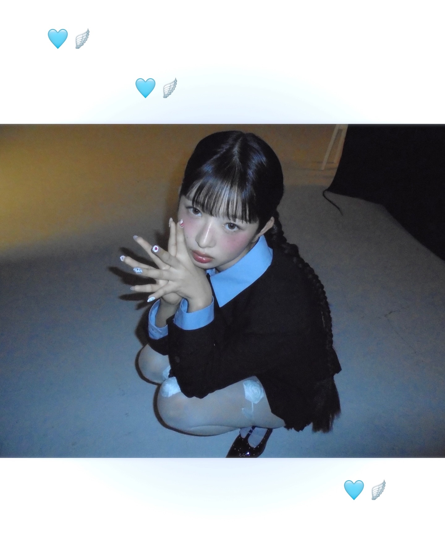 레이의 사꾸는 보법이 다르다🍀🪽✨

최근 유행하는 사꾸(=사진꾸미기) 트렌드를 알고 싶다면 레이의 인스타그램을 참고해보세요. 

스티커를 붙이는 것은 물론, 분할 컷, 손그림까지..사진 꾸미기계의 트렌드세터 아니 어떠한 경지에 올랐다고 표현해야 할까요?

덕분에 레이의 인스타그램에 사진이 업로드 되었다는 소식을 보면 이번엔 어떤 트렌디한 사진 꾸미기를 했을지 기대되는 것은 덤이죠.

이번 주말에 인생샷을 건지셨다면 레이의 사꾸를 참고해보시는 것은 어떠세요? 이미지7