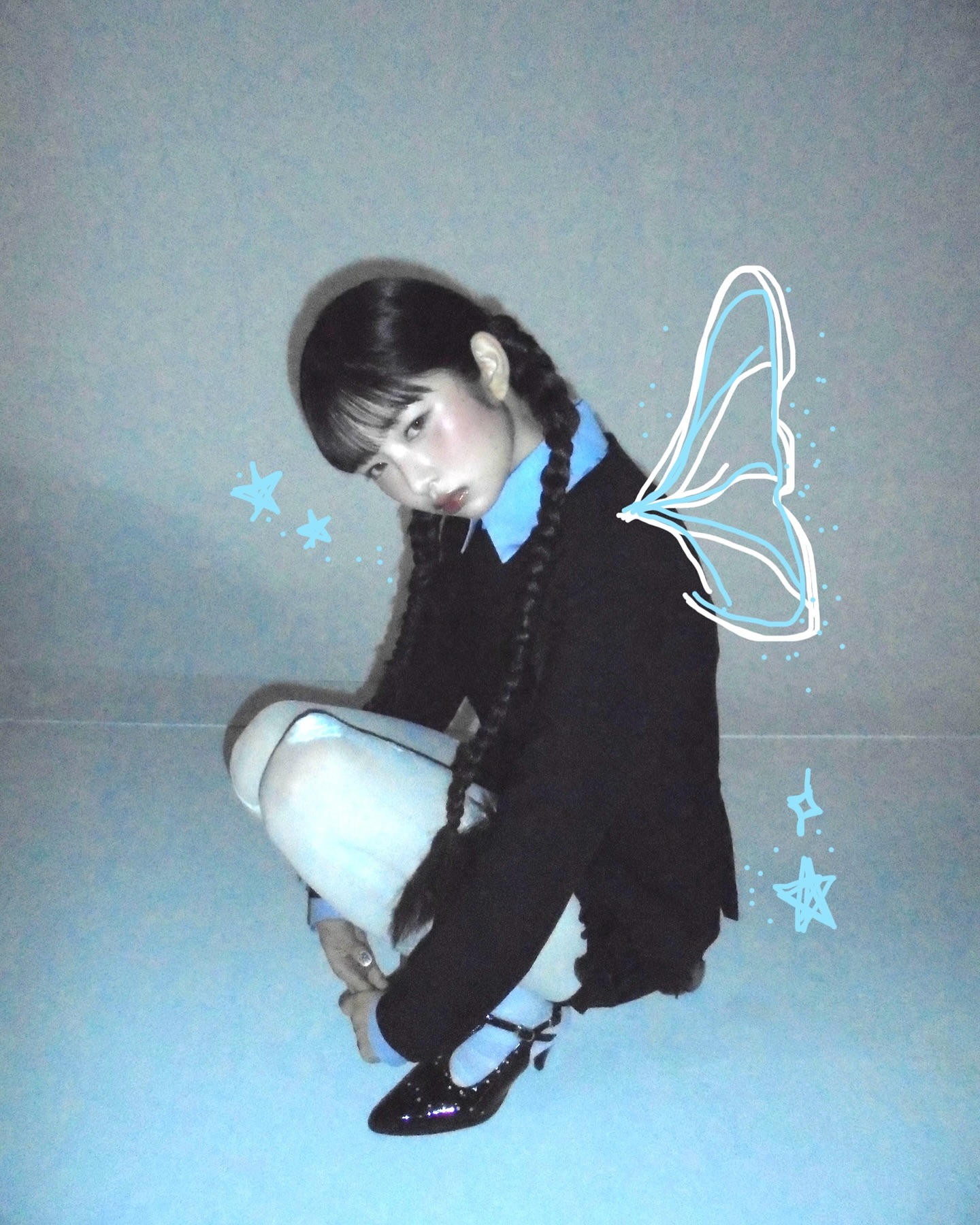 레이의 사꾸는 보법이 다르다🍀🪽✨

최근 유행하는 사꾸(=사진꾸미기) 트렌드를 알고 싶다면 레이의 인스타그램을 참고해보세요. 

스티커를 붙이는 것은 물론, 분할 컷, 손그림까지..사진 꾸미기계의 트렌드세터 아니 어떠한 경지에 올랐다고 표현해야 할까요?

덕분에 레이의 인스타그램에 사진이 업로드 되었다는 소식을 보면 이번엔 어떤 트렌디한 사진 꾸미기를 했을지 기대되는 것은 덤이죠.

이번 주말에 인생샷을 건지셨다면 레이의 사꾸를 참고해보시는 것은 어떠세요? 이미지1