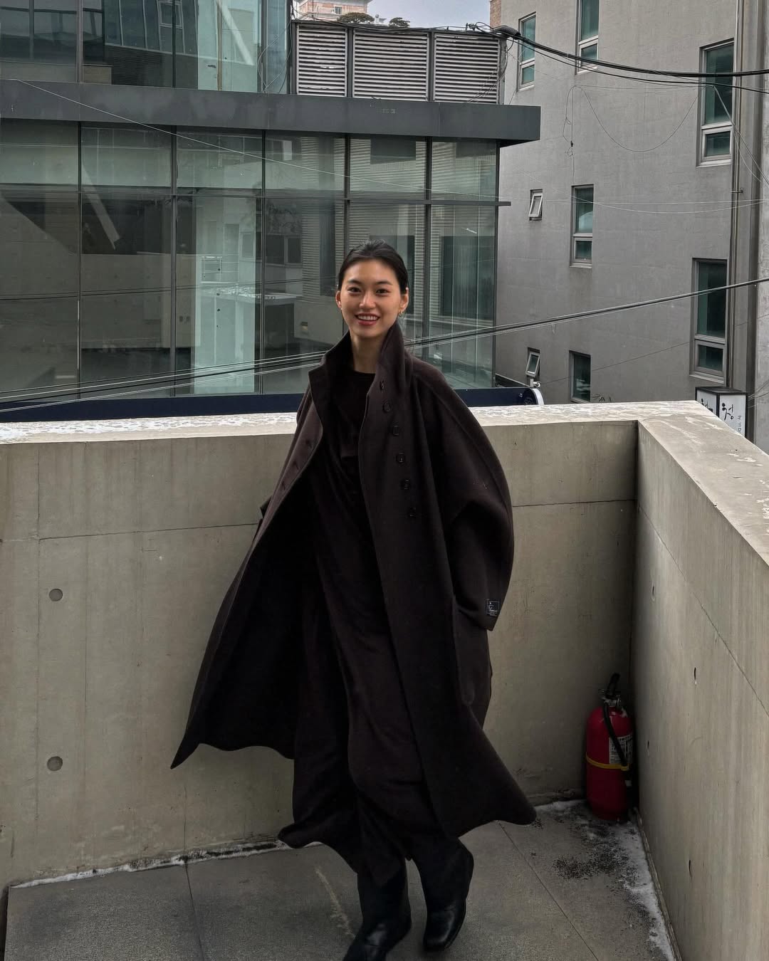 인간 더로우 김도연의 멋🍂🤎

부시시한 헤어와 낙낙한 핏의 스타일, 드뮤어 미감 대표 브랜드 더로우하면 떠오르는 이미지입니다. 런던에서 유학 중인 김도연은 본인에게 가장 잘 어울리는 스타일을 찾은 듯한 일상룩을 보여주는데요.

예술 영화 주인공이 입을 법한 그녀의 일상룩, 겨울 코디에도 많은 영감을 주네요! 이미지3