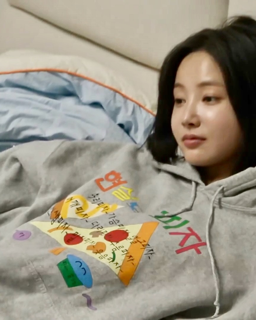 집순이 라이프스타일 존중하라🏠

최근, <전지적 참견 시점>에 출연해 배우 모먼트는 잠시 접어둔 채 '눕순이'(누워있는 집순이) 모드를 발동시켜 이목을 사로잡았는데요. 그 중 '현실도피자'라는 레터링과 우스꽝스러운 그래픽의 후드티가 시선을 잡아끕니다. 연우의 인스타그램 계정에도 해당 브랜드의 티셔츠를 입은 모습이 있을 정도로 열렬한 팬인 듯 한데요.

이게 뭐지? 싶은 옷, 바로 '카우치 포테이토'라는 브랜드입니다. '소파에 누워 TV만 보는 사람'이라는 뜻을 담아내는 듯, 브랜드 웹사이트에는 '집'과 관련된 메시지를 표현한 아이템이 주를 이룹니다. 그 외에도 '멋진 나', '그럴 수도 있지' 등 웃음을 자아내는 아이템이 있는데요. '바쁜 삶의 중간에서도 자신을 발견할 수 있는 아이템'을 강조하는 브랜드의 메시지를 잘 보여주고 있네요.

겉모습은 우스꽝스럽지만 괜히 한 번 입어보고 싶은 마음이 들지 않나요? 남에게 보이는 화려함보다는 오롯이 '나'에게 집중한 아이템이라는 점이 깊게 와닿습니다.

 앞으로 카우치 포테이토가 집순이 라이프스타일을 어떻게 더욱 풍요롭게 만들어줄지 기대되네요🙋🏻‍♀️ 이미지2