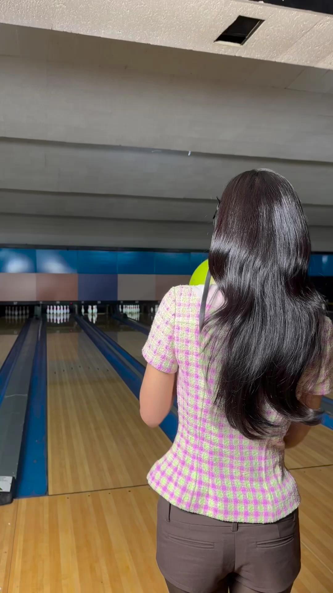 탁구에 이어 볼링치는 제니🎳🩷
Love hangover 너무 예쁘게 치는데요?! 얼마나 치는지 보게됨🤔 이미지