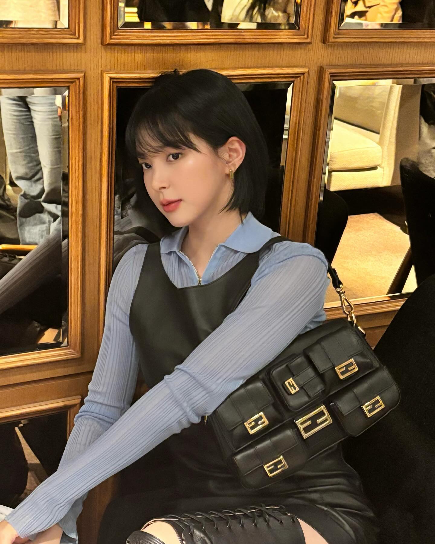 신수현, 왕자림 실존인물 아냐?🤍

tvN 드라마 스터디그룹에 출연중인 신수현. 요즘 걸크러쉬 기강 단단히 잡으며 매력을 뽐내고 있는데요. 그 중 가장 크러쉬!한 부분은 그녀에게 찰떡같이 어울리는 단발머리죠. 

단발머리와 함께 차가운듯 시크한 인상이 웹툰 '연애혁명'의 왕자림과 비슷해 보이지 않나요? 단발머리 고민 중이라면 그녀의 일상 사진 속 단발 스타일을 참고해보세요!💇🏻‍♀️ 이미지