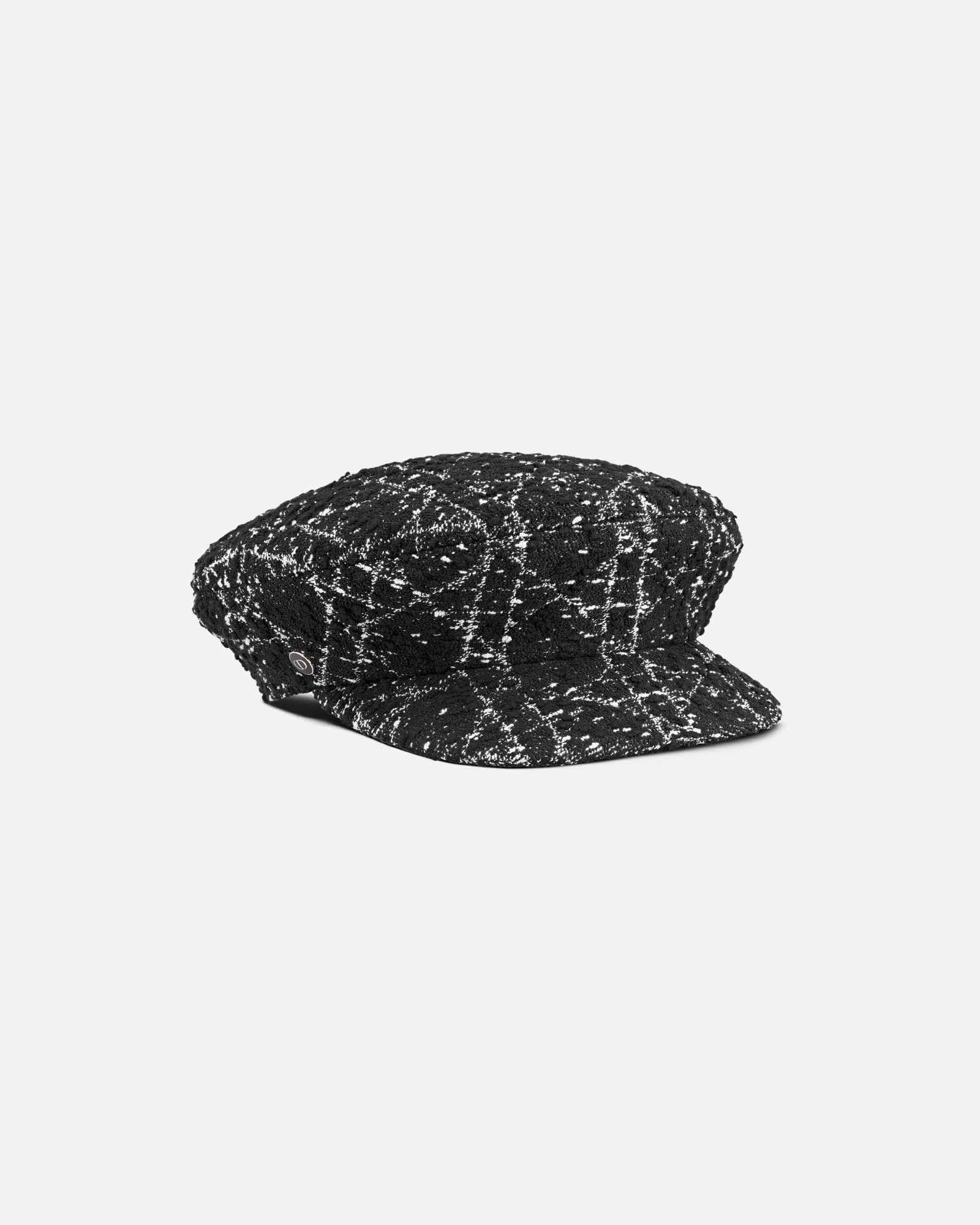 김러브 언니의 배구장 나들이…💕

김사랑이 배구장 중계 화면에 잡혔습니다. 김연경 선수의 초대로 흥국생명 핑크스파이더스 팀을 응원하러 온 것이었는데요. 배구경기보다 눈에 들어온 건 다름 아닌 김사랑의 미모였습니다. 1978년생으로 올해 47세인데, 이 미모가 정말 맞나요?

김사랑은 인스타그램에 생애 첫 배구 직관이었다는 소감을 올리기도 했죠. 그녀의 배구장 나들이 룩에서 눈에 띈 건 바로 모자였습니다. 트위드 소재의 캡으로, 캐주얼하면서도 고급스러운 분위기를 연출했는데요.

이는 디올(Dior)의 Travel 까나쥬 캡이었습니다. 세일러 캡을 모던하게 재해석한 디자인으로, 김사랑의 배구장 룩에 우아함을 한 스푼 더해준 아이템이었습니다. 김사랑의 포인트 아이템, 이 모자의 가격은 135만 원입니다. 이미지