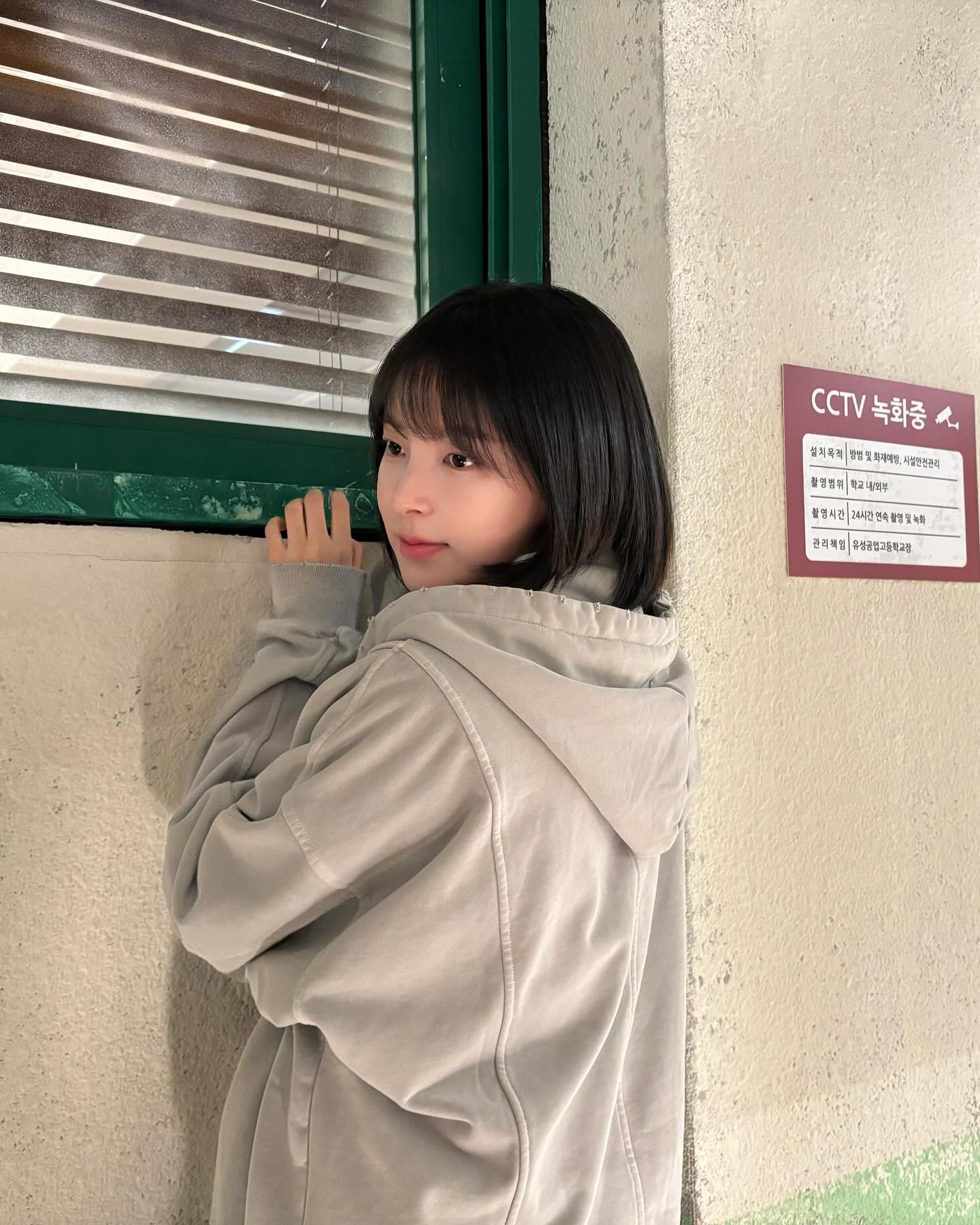 신수현, 왕자림 실존인물 아냐?🤍

tvN 드라마 스터디그룹에 출연중인 신수현. 요즘 걸크러쉬 기강 단단히 잡으며 매력을 뽐내고 있는데요. 그 중 가장 크러쉬!한 부분은 그녀에게 찰떡같이 어울리는 단발머리죠. 

단발머리와 함께 차가운듯 시크한 인상이 웹툰 '연애혁명'의 왕자림과 비슷해 보이지 않나요? 단발머리 고민 중이라면 그녀의 일상 사진 속 단발 스타일을 참고해보세요!💇🏻‍♀️ 이미지5