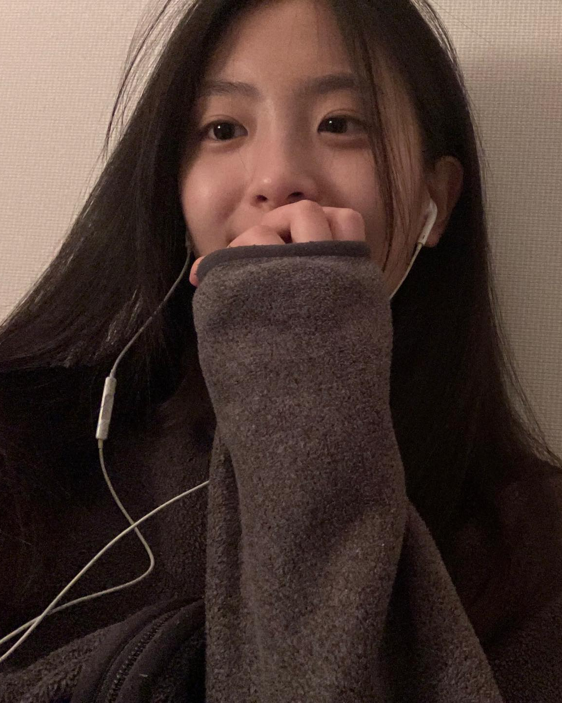 무채색도 화사하게 입는 오예주❤️
무채색부터 체크까지 휘뚜루 따라입기 좋은 룩 이미지5