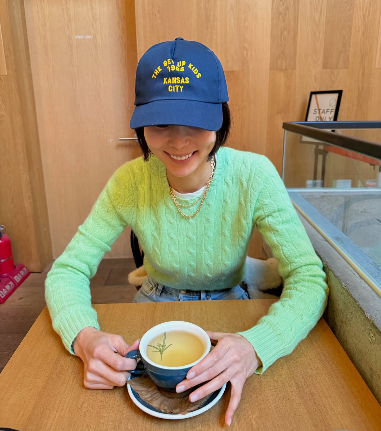 나영언니의 최애템과 위시템🔍

요즘 김나영의 목을 보면 눈에 띄는 공통점이 있습니다. 바로 목걸이를 하고 있다는 것인데요! 특히 눈에 띄는 이 목걸이, 티파니 앤 코의 제품입니다. 인스타 피드에서 자주 보이더니, 김나영의 유튜브 채널, nofilterTV를 통해서도 요즘 최애템이라며 소개했습니다.

티파니 앤 코 매장에 선물을 사러 갔지만, 하나하나 착용해 보며 자신의 위시 아이템을 찾는 재미있는 상황이 벌어지기도 했죠.

김나영이 요즘 자주 착용하는 목걸이는 티파니 하드웨어 라인의 링크 네크리스입니다. 김나영은 옐로우 골드 컬러의 마이크로 사이즈와 미니 사이즈를 레이어드해 착용한 것으로 보이는데요.

시그니처 게이지 링크 체인은 볼드한 디테일을 갖고 있지만, 튀는 디자인은 아니기에 단독으로나 레이어링으로나 유용한 아이템입니다. 마이크로 사이즈는 1,100만 원대, 미니 사이즈는 1,700만 원대입니다.

김나영은 또 하나의 위시템을 소개하기도 했는데요. 여름에 착용하기 좋은 뱅글 형태의 팔찌였습니다. 제품명은 엘사 퍼레티, 스털링 실버 재질의 비대칭 디자인이 시원해 보이네요! 여름에 이 뱅글 하나만 착용해도 룩이 완성될 것 같습니다. 미디엄 사이즈 기준 310만 원대.

김나영의 티파니 앤 코 최애템과 위시템을 알아봤는데요. 데일리로도 너무 좋은 아이템들이죠. 목걸이와 뱅글 모두 제 위시템 리스트에 담았네요🛒 이미지4