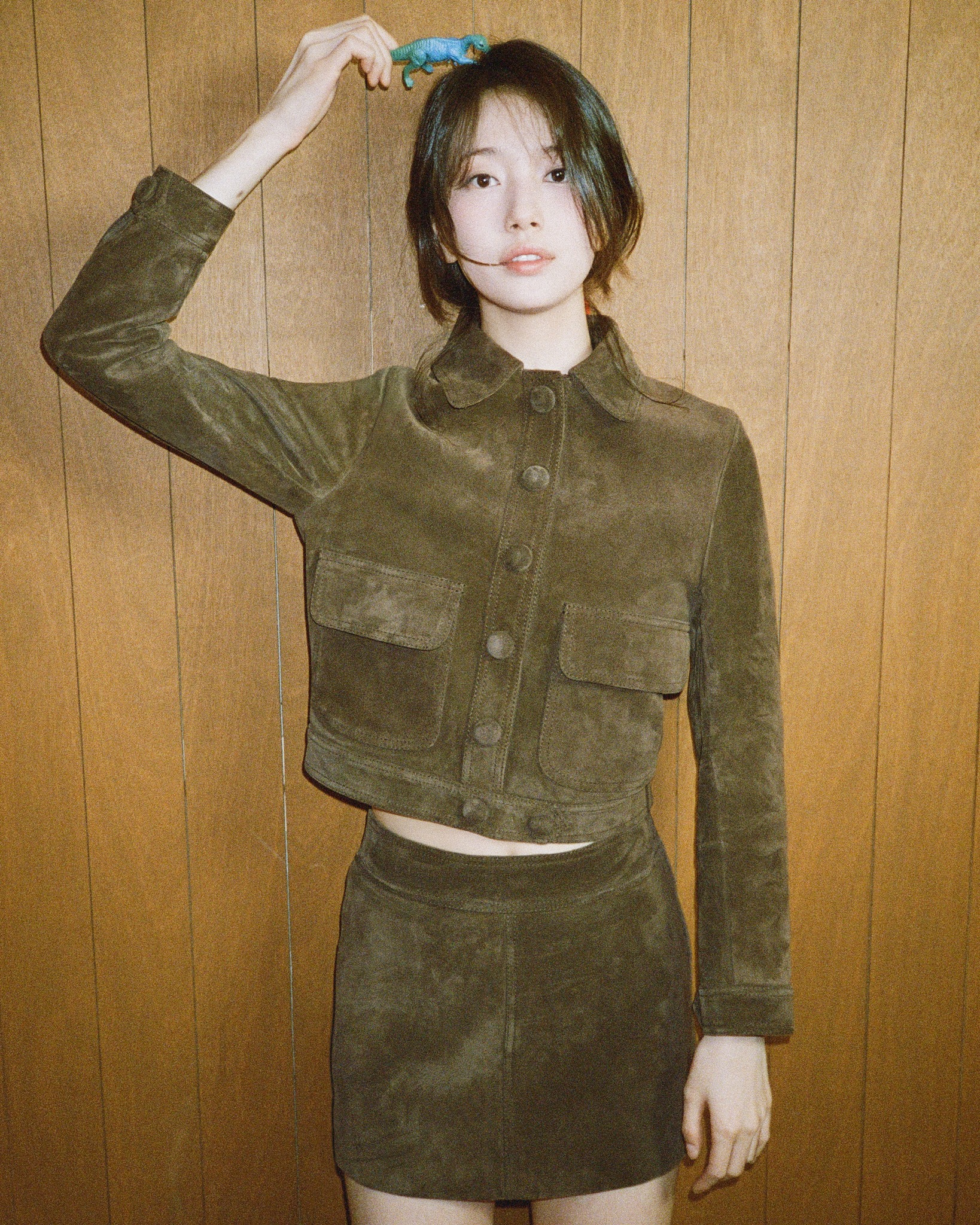 수지 <컴백> 스페셜 포토🤎🤍
스웨이드 자켓 + 스커트 셋업 넘 예쁘자나😘2/17(월) 빨리와🎤 이미지