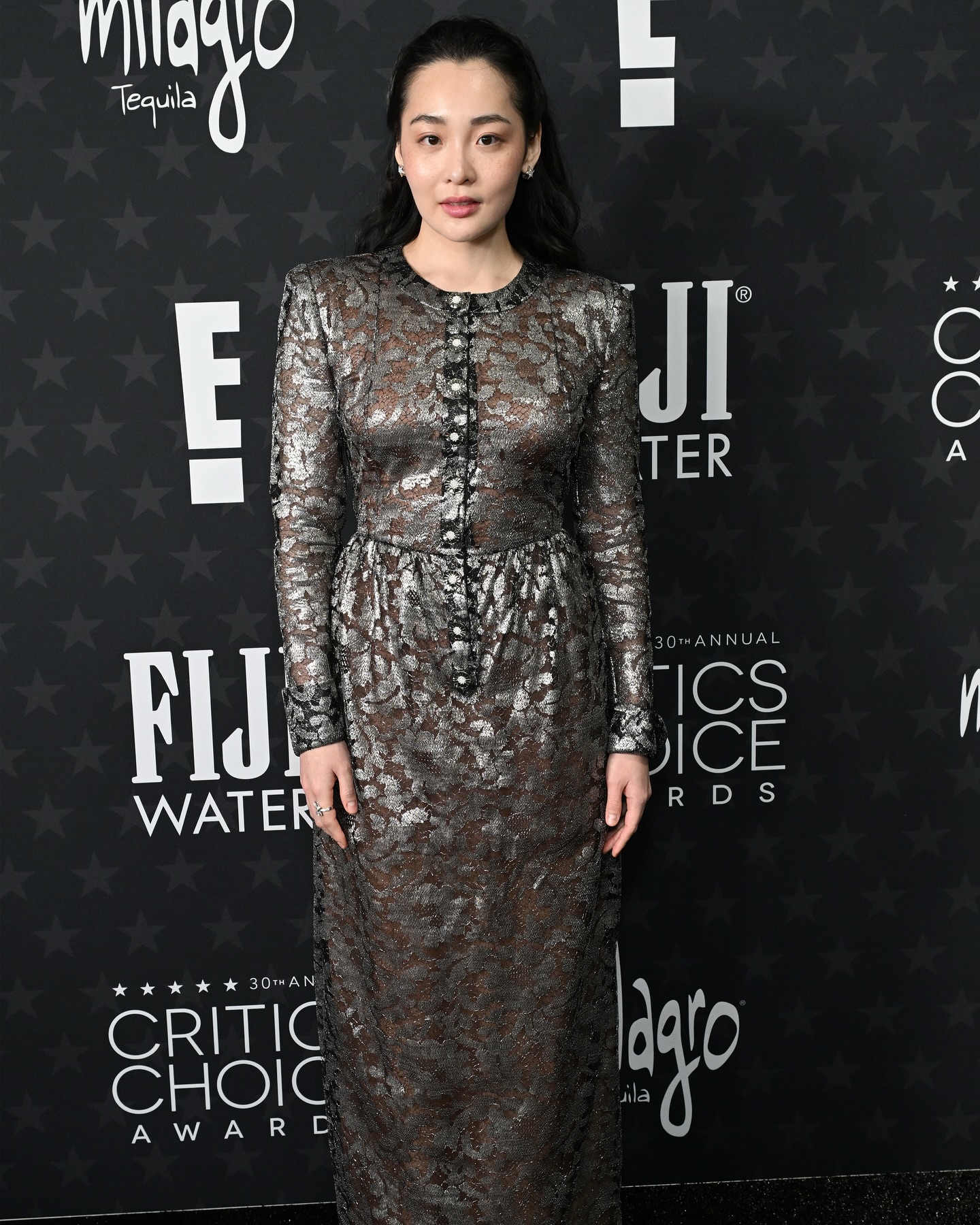 김민하, 제30회 크리틱스 초이스 어워즈서 샤넬 드레스 입고 우아한 자태🖤🩶

배우 김민하가 크리틱스 초이스 어워즈에서 샤넬 드레스를 착용하며 세련된 분위기를 자아냈습니다.

배우 김민하가 출연한 애플TV+ 시리즈 *파친코(Pachinko)*가 제30회 크리틱스 초이스 어워즈에서 외국어영화상 후보에 올랐습니다. 김민하는 이날 샤넬 2022/23 가을-겨울 오뜨 꾸뛰르 컬렉션의 룩 27번을 착용하고 레드카펫에 등장해 우아한 자태를 뽐냈습니다.

실버 톤 레이스 디테일이 돋보이는 롱 블랙 드레스는 그녀의 세련된 분위기를 한층 강조했습니다. 고급스러운 소재와 정교한 디테일이 어우러져 클래식하면서도 현대적인 감각을 더했으며, 김민하는 이를 완벽하게 소화하며 시선을 사로잡았습니다.

이번 시상식에는 샤넬 앰배서더 루피타 뇽오, 마가렛 퀄리, 배우 케리 러셀도 샤넬을 착용해 화제가 되었습니다. 김민하는 샤넬과 함께하며 글로벌 패션 무대에서도 한국 배우로서의 존재감을 더욱 빛냈습니다. 이미지