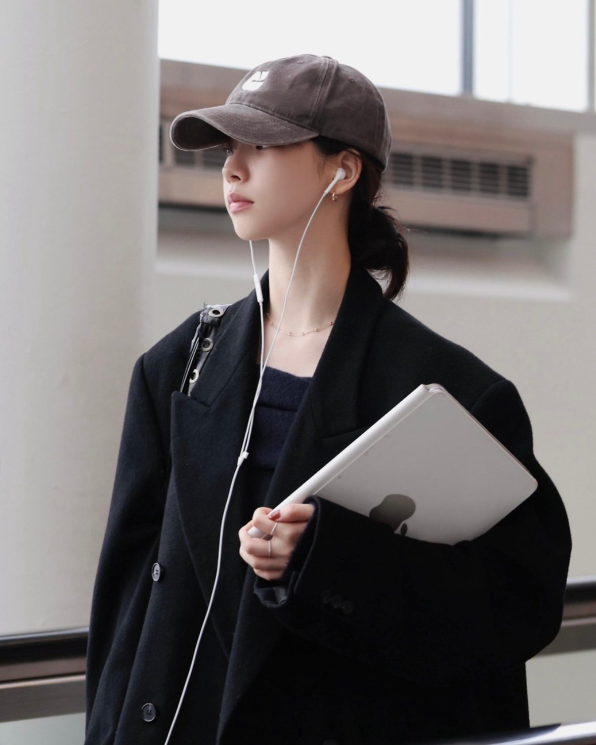 작은 얼굴을 더 작게✨
볼캡만 썼다 하면 느좋인 카리나의 손민수하기 좋은 볼캡 3✅

1. 칼린(CARLYN) - 뉴 로고 워시드 캡_브라운
2. 두마로(DUMARO) - 쿤스트하우스 코튼 볼캡_그레이 데님
3. 레이지지(LAZYZ) - 슬립 모어 워싱 볼캡_ 네이비 이미지2