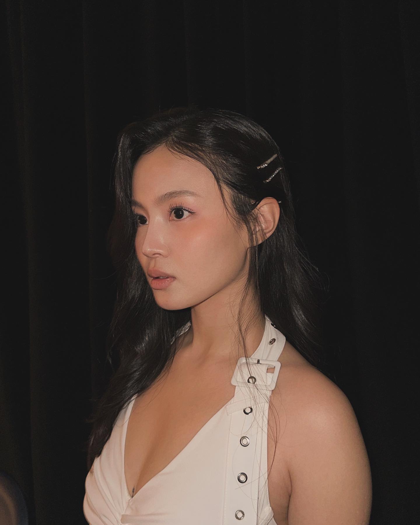 얼굴 여백 확 줄여주는 블러셔 팁⭐️
블러셔는 메이크업에서 중요한 역할을 하는데요. 얼굴형을 보완하고 여백을 줄이는 효과가 있죠. 그래서 준비한 내 얼굴형에 맞는 올바른 블러셔 바르는 법을 알려드릴게요.🩷
1. 여백이 있는 얼굴형
평소 여백이 있는 넓은 페이스 라인을 가진 얼굴은 시선이 바깥쪽으로 향하지 않도록, 볼 중앙에 블러셔를 올려주는 것이 효과적입니다.
2. 각진 얼굴형
볼터치를 사선으로 발라주면 얼굴을 갸름하게 보이게 할 수 있습니다. 이 방법은 외국 셀럽들이 자주 사용하는 방법으로, 자연스러운 쉐딩 효과도 함께 얻을 수 있습니다.
3. 계란형
축복받은 얼굴형이라 특별히 위치에 구애받지 않지만, 과한 터치보다는 자연스러운 혈색을 강조하는 생기 있는 볼터치가 잘 어울립니다.
4. 옆광대가 있는 얼굴형
옆광대가 있는 경우, 블러셔를 대각선으로 사선형으로 발라주면 얼굴이 더욱 갸름해 보입니다.
5. 긴 얼굴형
눈 밑 가까이에 가로로 블러셔를 터치하여 중안부를 짧아 보이게 연출하는 것이 좋습니다. 또한, 콧잔등에 가볍게 터치하면 얼굴형 보완에 도움이 됩니다. 이미지4