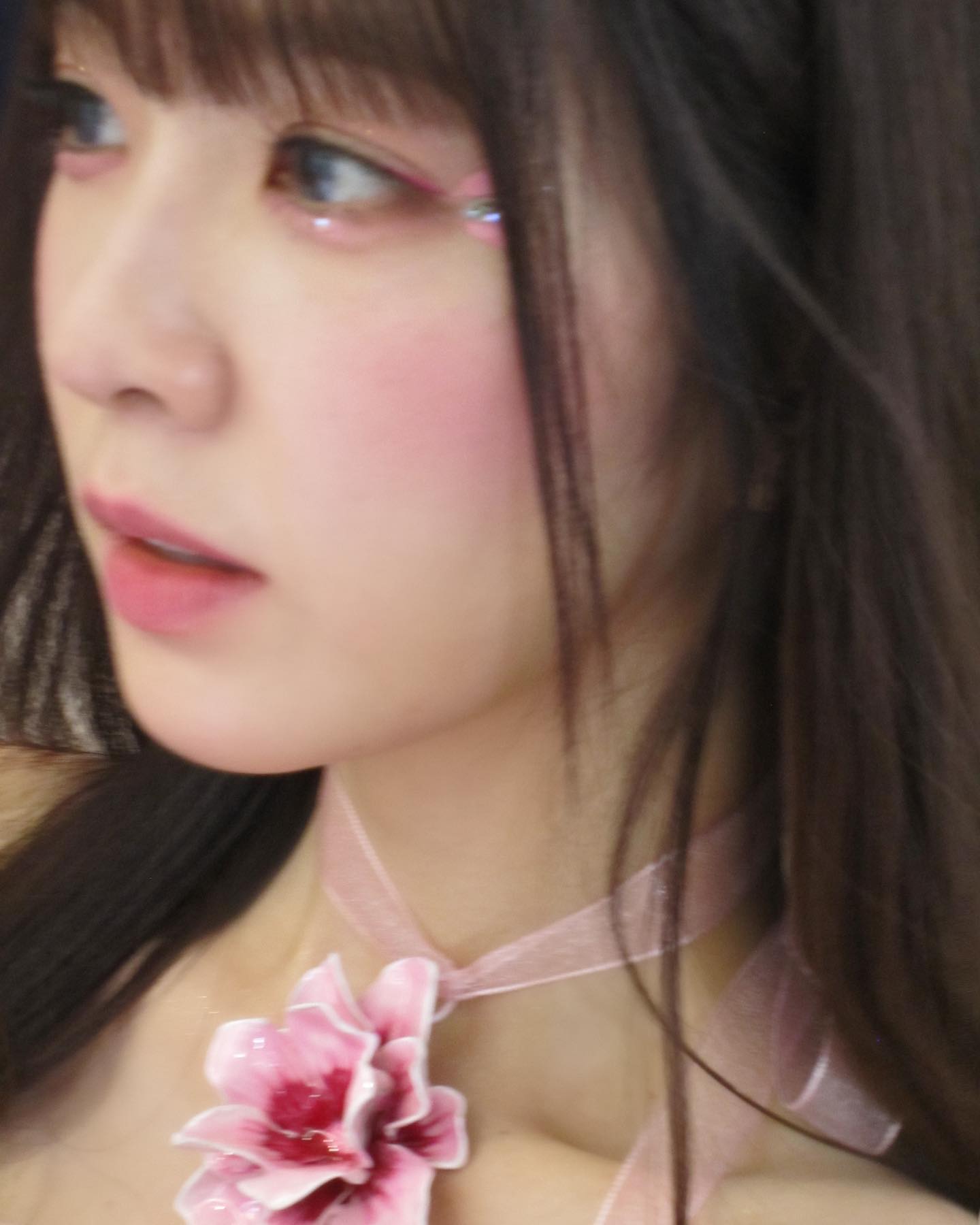 얼굴 여백 확 줄여주는 블러셔 팁⭐️

블러셔는 메이크업에서 중요한 역할을 하는데요. 얼굴형을 보완하고 여백을 줄이는 효과가 있죠. 그래서 준비한 내 얼굴형에 맞는 올바른 블러셔 바르는 법을 알려드릴게요.🩷

1. 여백이 있는 얼굴형
평소 여백이 있는 넓은 페이스 라인을 가진 얼굴은 시선이 바깥쪽으로 향하지 않도록, 볼 중앙에 블러셔를 올려주는 것이 효과적입니다.

2. 각진 얼굴형
볼터치를 사선으로 발라주면 얼굴을 갸름하게 보이게 할 수 있습니다. 이 방법은 외국 셀럽들이 자주 사용하는 방법으로, 자연스러운 쉐딩 효과도 함께 얻을 수 있습니다.

3. 계란형
축복받은 얼굴형이라 특별히 위치에 구애받지 않지만, 과한 터치보다는 자연스러운 혈색을 강조하는 생기 있는 볼터치가 잘 어울립니다.

4. 옆광대가 있는 얼굴형
옆광대가 있는 경우, 블러셔를 대각선으로 사선형으로 발라주면 얼굴이 더욱 갸름해 보입니다.

5. 긴 얼굴형
눈 밑 가까이에 가로로 블러셔를 터치하여 중안부를 짧아 보이게 연출하는 것이 좋습니다. 또한, 콧잔등에 가볍게 터치하면 얼굴형 보완에 도움이 됩니다. 이미지