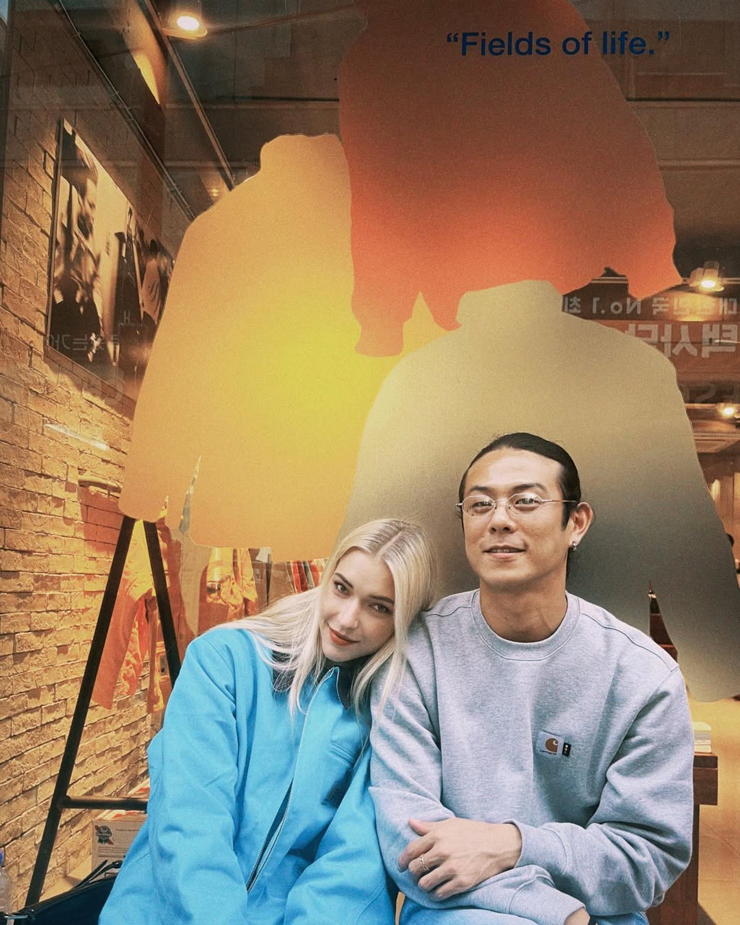 애처가 관상은 따로 있다🥰

모델왕 김원중, 레전드 래퍼 빈지노! 딱 봐도 알 수 있는 이들의 공통점은 서로 닮은 꼴이라는 점이에요. 닮은 꼴로 함께 화보를 찍기도 했던 그들은 찐 애처가라는 점도 비슷합니다.

트렌디한 스타일을 보여주는 그들은 패션 센스마저 축복받은 듯 하네요😊 이미 2세까지 함께하며 가정을 꾸린 그들! 달달한 일상을 함께 보시죠. 이미지8