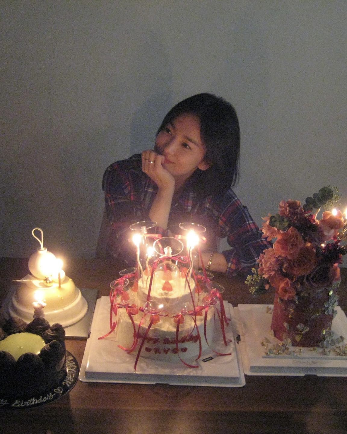 발렌타인에 무슨 케이크 살까🍰

발렌타인데이에 어떤 케이크를 먹을지 고민되신다면, 셀럽들이 선택한 케이크들을 참고해보세요! 사랑스러운 분위기에 달콤함까지 더해진 특별한 케이크들이 준비되어 있습니다.

먼저, 제니가 선택한 조선호텔의 블랙초코 케이크는 삼만 구천 원대인데요. 브라우니처럼 진한 초콜릿 시트에 쫀득한 마스카포네 크림이 올라가 있어 달콤하면서도 부드러운 식감을 자랑합니다. 택배와 방문 구매 시 디자인이 다른데요. 직접 방문하면 같은 디자인으로 받을 수 있다고 하네요.

또한, 제니가 절친 신현지에게 선물한 젤리샷케이크도 인기인데요. 젤리로 만든 케이크라 좀 더 특별하죠. 김나영, NCT 제노, (여자)아이들 미연 등 많은 셀럽들이 인증샷을 남긴 곳이기도 합니다.

마지막으로, 라이비 케이크 아웃의 파티 투나잇 케이크입니다. 바닐라 시트에 스트로베리 콩포트와 우유 생크림이 어우러져 달콤하고 상큼한 맛을 즐길 수 있습니다. 겉에는 우유 생크림과 와인잔 개수만큼 생딸기가 올라가 있어 더욱 특별한데요. 가격 또한 이 와인잔 개수에 따라 달라진다고 합니다. 이 케이크는 송혜교의 생일 케이크로 피드에 올라오기도 했죠.

발렌타인데이를 더욱 달콤하게 보내고 싶다면, 제니가 선택한 케이크들 중에서 골라보는 건 어떨까요? 사랑하는 사람과 함께라면 어떤 케이크든 더 맛있게 느껴질 거예요! 이미지9