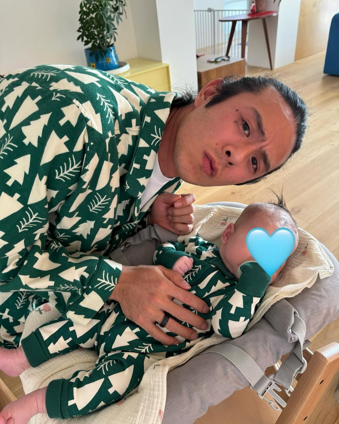 애처가 관상은 따로 있다🥰

모델왕 김원중, 레전드 래퍼 빈지노! 딱 봐도 알 수 있는 이들의 공통점은 서로 닮은 꼴이라는 점이에요. 닮은 꼴로 함께 화보를 찍기도 했던 그들은 찐 애처가라는 점도 비슷합니다.

트렌디한 스타일을 보여주는 그들은 패션 센스마저 축복받은 듯 하네요😊 이미 2세까지 함께하며 가정을 꾸린 그들! 달달한 일상을 함께 보시죠. 이미지2