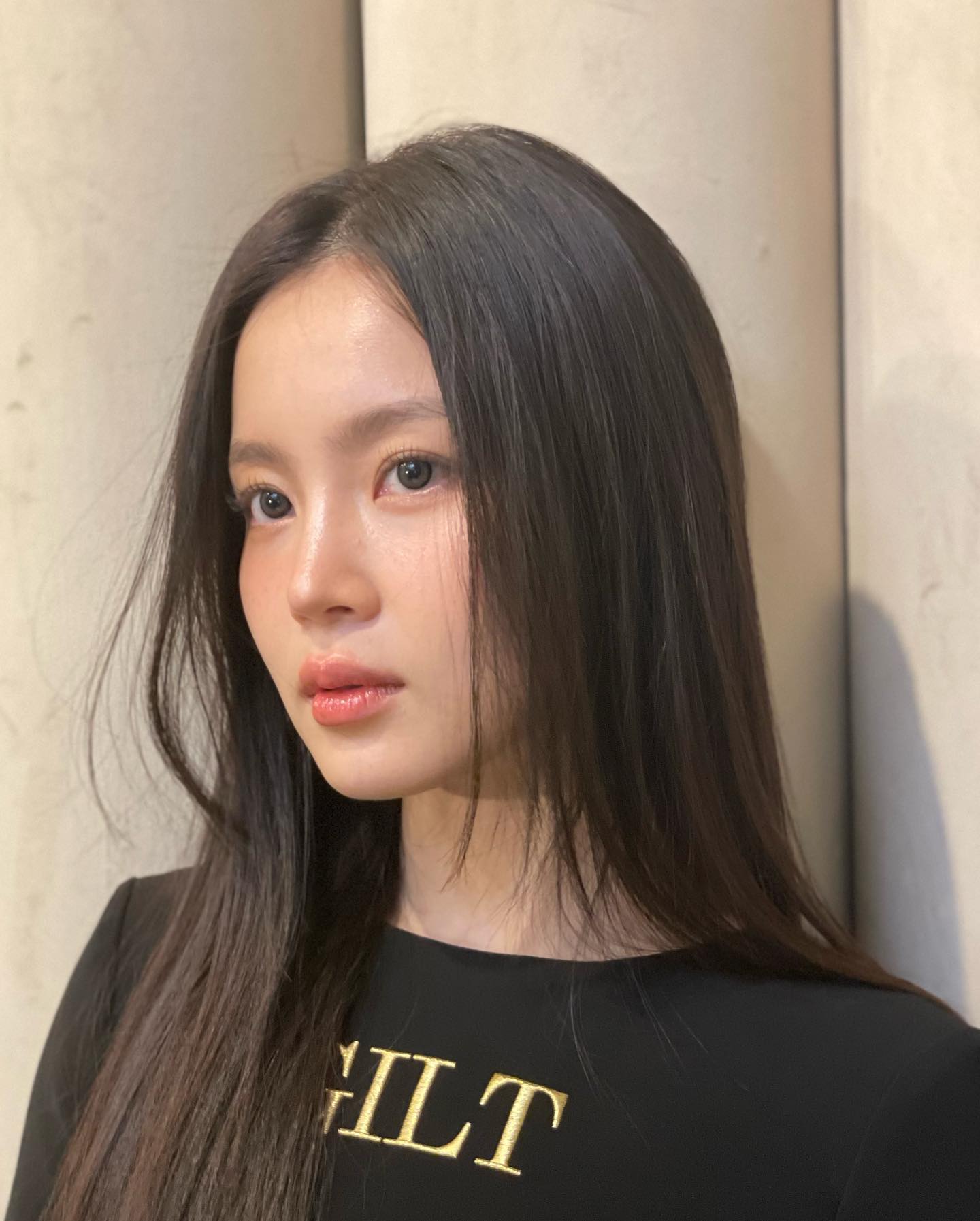 얼굴 여백 확 줄여주는 블러셔 팁⭐️

블러셔는 메이크업에서 중요한 역할을 하는데요. 얼굴형을 보완하고 여백을 줄이는 효과가 있죠. 그래서 준비한 내 얼굴형에 맞는 올바른 블러셔 바르는 법을 알려드릴게요.🩷

1. 여백이 있는 얼굴형
평소 여백이 있는 넓은 페이스 라인을 가진 얼굴은 시선이 바깥쪽으로 향하지 않도록, 볼 중앙에 블러셔를 올려주는 것이 효과적입니다.

2. 각진 얼굴형
볼터치를 사선으로 발라주면 얼굴을 갸름하게 보이게 할 수 있습니다. 이 방법은 외국 셀럽들이 자주 사용하는 방법으로, 자연스러운 쉐딩 효과도 함께 얻을 수 있습니다.

3. 계란형
축복받은 얼굴형이라 특별히 위치에 구애받지 않지만, 과한 터치보다는 자연스러운 혈색을 강조하는 생기 있는 볼터치가 잘 어울립니다.

4. 옆광대가 있는 얼굴형
옆광대가 있는 경우, 블러셔를 대각선으로 사선형으로 발라주면 얼굴이 더욱 갸름해 보입니다.

5. 긴 얼굴형
눈 밑 가까이에 가로로 블러셔를 터치하여 중안부를 짧아 보이게 연출하는 것이 좋습니다. 또한, 콧잔등에 가볍게 터치하면 얼굴형 보완에 도움이 됩니다. 이미지