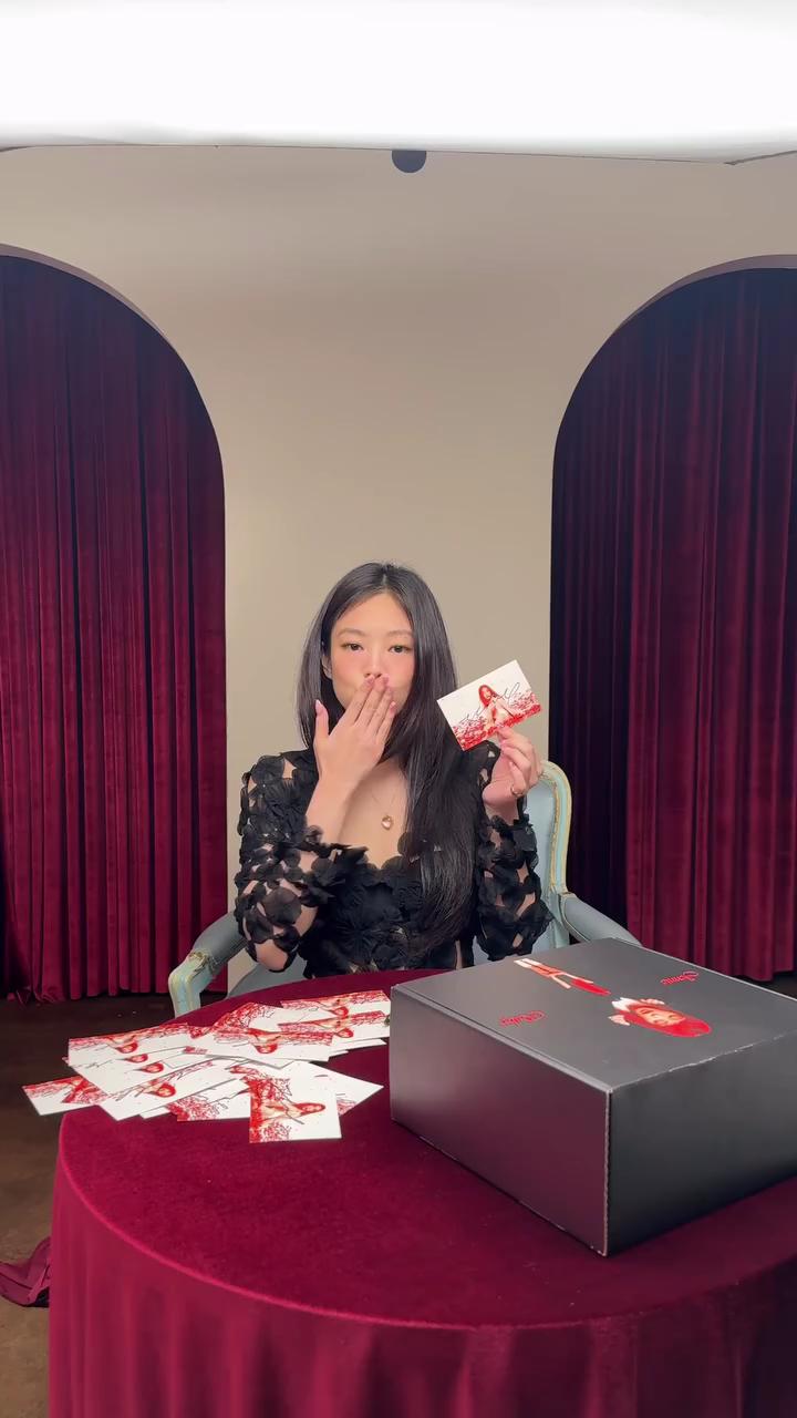 제니가 소개하는 루비 사인본🖤❤️
블랙 플라워 원피스 + 샤넬 코코 크러쉬 링🪻✍🏻너무 눈에 가욤
 이미지