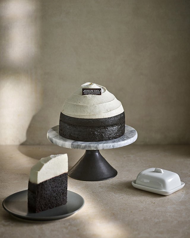 발렌타인에 무슨 케이크 살까🍰

발렌타인데이에 어떤 케이크를 먹을지 고민되신다면, 셀럽들이 선택한 케이크들을 참고해보세요! 사랑스러운 분위기에 달콤함까지 더해진 특별한 케이크들이 준비되어 있습니다.

먼저, 제니가 선택한 조선호텔의 블랙초코 케이크는 삼만 구천 원대인데요. 브라우니처럼 진한 초콜릿 시트에 쫀득한 마스카포네 크림이 올라가 있어 달콤하면서도 부드러운 식감을 자랑합니다. 택배와 방문 구매 시 디자인이 다른데요. 직접 방문하면 같은 디자인으로 받을 수 있다고 하네요.

또한, 제니가 절친 신현지에게 선물한 젤리샷케이크도 인기인데요. 젤리로 만든 케이크라 좀 더 특별하죠. 김나영, NCT 제노, (여자)아이들 미연 등 많은 셀럽들이 인증샷을 남긴 곳이기도 합니다.

마지막으로, 라이비 케이크 아웃의 파티 투나잇 케이크입니다. 바닐라 시트에 스트로베리 콩포트와 우유 생크림이 어우러져 달콤하고 상큼한 맛을 즐길 수 있습니다. 겉에는 우유 생크림과 와인잔 개수만큼 생딸기가 올라가 있어 더욱 특별한데요. 가격 또한 이 와인잔 개수에 따라 달라진다고 합니다. 이 케이크는 송혜교의 생일 케이크로 피드에 올라오기도 했죠.

발렌타인데이를 더욱 달콤하게 보내고 싶다면, 제니가 선택한 케이크들 중에서 골라보는 건 어떨까요? 사랑하는 사람과 함께라면 어떤 케이크든 더 맛있게 느껴질 거예요! 이미지2