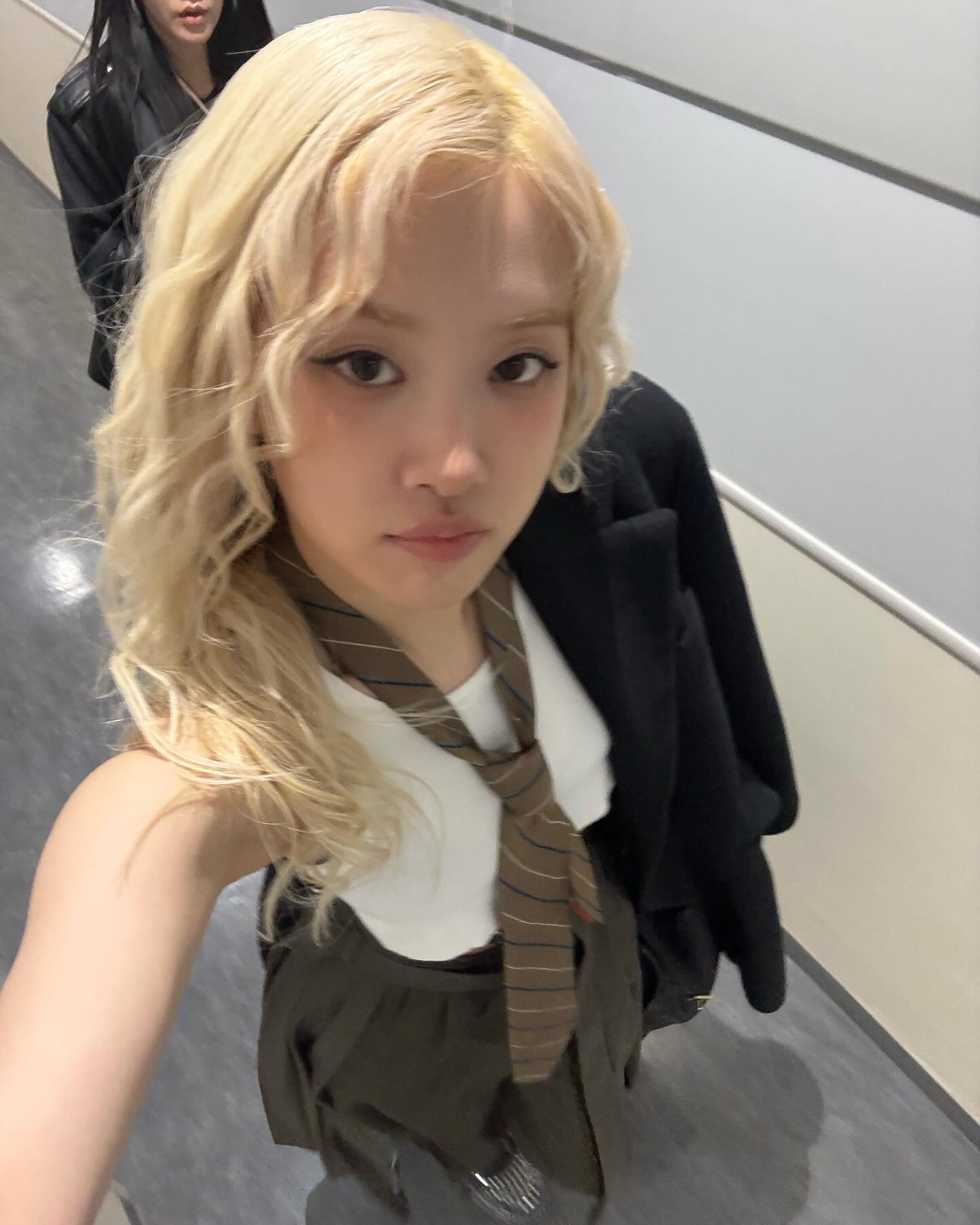 얼굴 여백 확 줄여주는 블러셔 팁⭐️
블러셔는 메이크업에서 중요한 역할을 하는데요. 얼굴형을 보완하고 여백을 줄이는 효과가 있죠. 그래서 준비한 내 얼굴형에 맞는 올바른 블러셔 바르는 법을 알려드릴게요.🩷
1. 여백이 있는 얼굴형
평소 여백이 있는 넓은 페이스 라인을 가진 얼굴은 시선이 바깥쪽으로 향하지 않도록, 볼 중앙에 블러셔를 올려주는 것이 효과적입니다.
2. 각진 얼굴형
볼터치를 사선으로 발라주면 얼굴을 갸름하게 보이게 할 수 있습니다. 이 방법은 외국 셀럽들이 자주 사용하는 방법으로, 자연스러운 쉐딩 효과도 함께 얻을 수 있습니다.
3. 계란형
축복받은 얼굴형이라 특별히 위치에 구애받지 않지만, 과한 터치보다는 자연스러운 혈색을 강조하는 생기 있는 볼터치가 잘 어울립니다.
4. 옆광대가 있는 얼굴형
옆광대가 있는 경우, 블러셔를 대각선으로 사선형으로 발라주면 얼굴이 더욱 갸름해 보입니다.
5. 긴 얼굴형
눈 밑 가까이에 가로로 블러셔를 터치하여 중안부를 짧아 보이게 연출하는 것이 좋습니다. 또한, 콧잔등에 가볍게 터치하면 얼굴형 보완에 도움이 됩니다. 이미지10