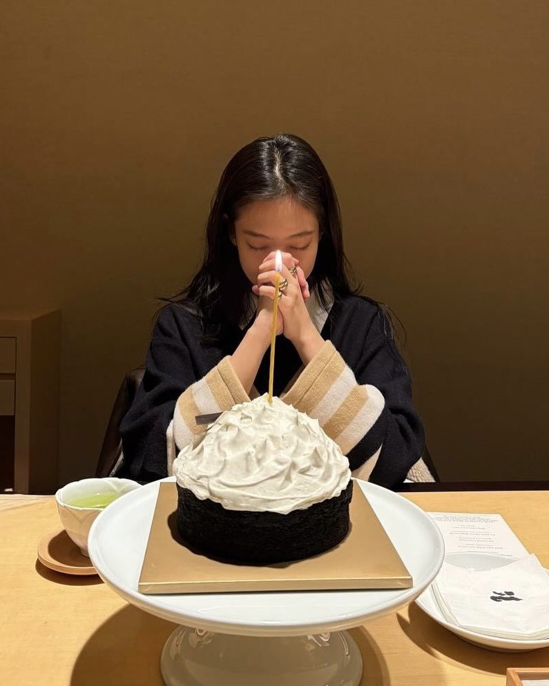 발렌타인에 무슨 케이크 살까🍰

발렌타인데이에 어떤 케이크를 먹을지 고민되신다면, 셀럽들이 선택한 케이크들을 참고해보세요! 사랑스러운 분위기에 달콤함까지 더해진 특별한 케이크들이 준비되어 있습니다.

먼저, 제니가 선택한 조선호텔의 블랙초코 케이크는 삼만 구천 원대인데요. 브라우니처럼 진한 초콜릿 시트에 쫀득한 마스카포네 크림이 올라가 있어 달콤하면서도 부드러운 식감을 자랑합니다. 택배와 방문 구매 시 디자인이 다른데요. 직접 방문하면 같은 디자인으로 받을 수 있다고 하네요.

또한, 제니가 절친 신현지에게 선물한 젤리샷케이크도 인기인데요. 젤리로 만든 케이크라 좀 더 특별하죠. 김나영, NCT 제노, (여자)아이들 미연 등 많은 셀럽들이 인증샷을 남긴 곳이기도 합니다.

마지막으로, 라이비 케이크 아웃의 파티 투나잇 케이크입니다. 바닐라 시트에 스트로베리 콩포트와 우유 생크림이 어우러져 달콤하고 상큼한 맛을 즐길 수 있습니다. 겉에는 우유 생크림과 와인잔 개수만큼 생딸기가 올라가 있어 더욱 특별한데요. 가격 또한 이 와인잔 개수에 따라 달라진다고 합니다. 이 케이크는 송혜교의 생일 케이크로 피드에 올라오기도 했죠.

발렌타인데이를 더욱 달콤하게 보내고 싶다면, 제니가 선택한 케이크들 중에서 골라보는 건 어떨까요? 사랑하는 사람과 함께라면 어떤 케이크든 더 맛있게 느껴질 거예요! 이미지1