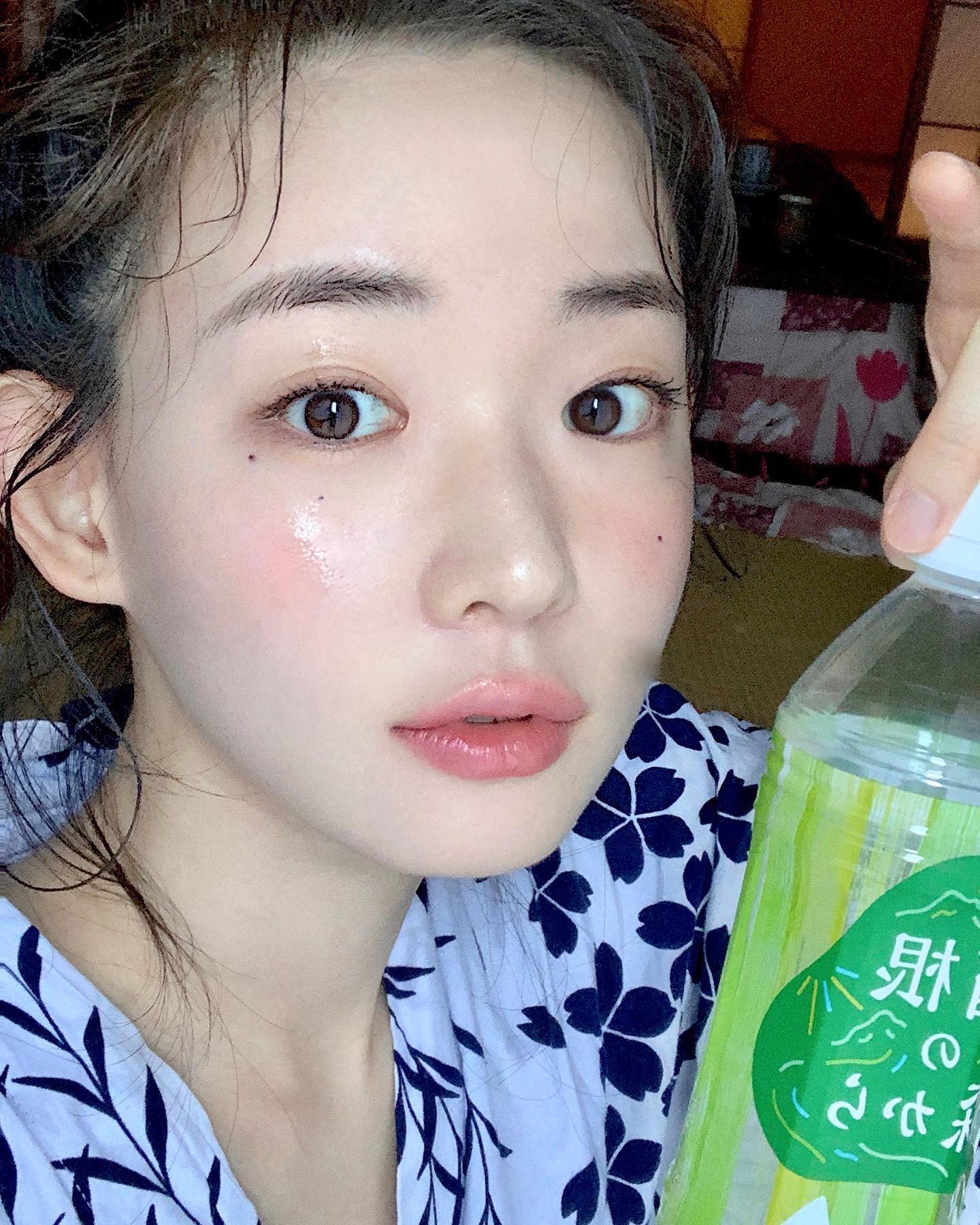 얼굴 여백 확 줄여주는 블러셔 팁⭐️
블러셔는 메이크업에서 중요한 역할을 하는데요. 얼굴형을 보완하고 여백을 줄이는 효과가 있죠. 그래서 준비한 내 얼굴형에 맞는 올바른 블러셔 바르는 법을 알려드릴게요.🩷
1. 여백이 있는 얼굴형
평소 여백이 있는 넓은 페이스 라인을 가진 얼굴은 시선이 바깥쪽으로 향하지 않도록, 볼 중앙에 블러셔를 올려주는 것이 효과적입니다.
2. 각진 얼굴형
볼터치를 사선으로 발라주면 얼굴을 갸름하게 보이게 할 수 있습니다. 이 방법은 외국 셀럽들이 자주 사용하는 방법으로, 자연스러운 쉐딩 효과도 함께 얻을 수 있습니다.
3. 계란형
축복받은 얼굴형이라 특별히 위치에 구애받지 않지만, 과한 터치보다는 자연스러운 혈색을 강조하는 생기 있는 볼터치가 잘 어울립니다.
4. 옆광대가 있는 얼굴형
옆광대가 있는 경우, 블러셔를 대각선으로 사선형으로 발라주면 얼굴이 더욱 갸름해 보입니다.
5. 긴 얼굴형
눈 밑 가까이에 가로로 블러셔를 터치하여 중안부를 짧아 보이게 연출하는 것이 좋습니다. 또한, 콧잔등에 가볍게 터치하면 얼굴형 보완에 도움이 됩니다. 이미지6