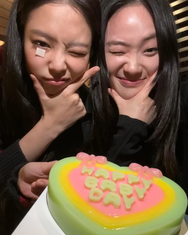 발렌타인에 무슨 케이크 살까🍰

발렌타인데이에 어떤 케이크를 먹을지 고민되신다면, 셀럽들이 선택한 케이크들을 참고해보세요! 사랑스러운 분위기에 달콤함까지 더해진 특별한 케이크들이 준비되어 있습니다.

먼저, 제니가 선택한 조선호텔의 블랙초코 케이크는 삼만 구천 원대인데요. 브라우니처럼 진한 초콜릿 시트에 쫀득한 마스카포네 크림이 올라가 있어 달콤하면서도 부드러운 식감을 자랑합니다. 택배와 방문 구매 시 디자인이 다른데요. 직접 방문하면 같은 디자인으로 받을 수 있다고 하네요.

또한, 제니가 절친 신현지에게 선물한 젤리샷케이크도 인기인데요. 젤리로 만든 케이크라 좀 더 특별하죠. 김나영, NCT 제노, (여자)아이들 미연 등 많은 셀럽들이 인증샷을 남긴 곳이기도 합니다.

마지막으로, 라이비 케이크 아웃의 파티 투나잇 케이크입니다. 바닐라 시트에 스트로베리 콩포트와 우유 생크림이 어우러져 달콤하고 상큼한 맛을 즐길 수 있습니다. 겉에는 우유 생크림과 와인잔 개수만큼 생딸기가 올라가 있어 더욱 특별한데요. 가격 또한 이 와인잔 개수에 따라 달라진다고 합니다. 이 케이크는 송혜교의 생일 케이크로 피드에 올라오기도 했죠.

발렌타인데이를 더욱 달콤하게 보내고 싶다면, 제니가 선택한 케이크들 중에서 골라보는 건 어떨까요? 사랑하는 사람과 함께라면 어떤 케이크든 더 맛있게 느껴질 거예요! 이미지3