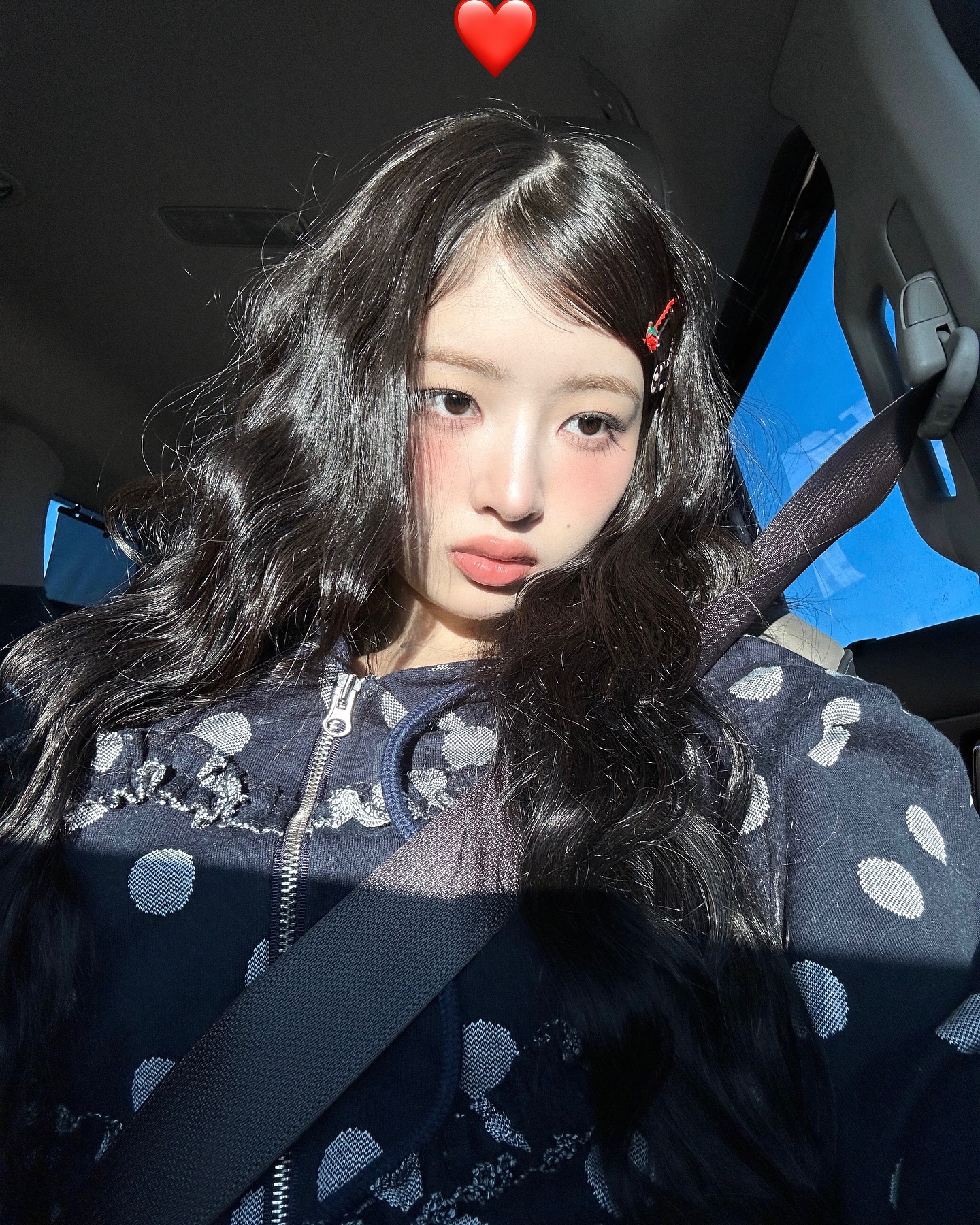 얼굴 여백 확 줄여주는 블러셔 팁⭐️
블러셔는 메이크업에서 중요한 역할을 하는데요. 얼굴형을 보완하고 여백을 줄이는 효과가 있죠. 그래서 준비한 내 얼굴형에 맞는 올바른 블러셔 바르는 법을 알려드릴게요.🩷
1. 여백이 있는 얼굴형
평소 여백이 있는 넓은 페이스 라인을 가진 얼굴은 시선이 바깥쪽으로 향하지 않도록, 볼 중앙에 블러셔를 올려주는 것이 효과적입니다.
2. 각진 얼굴형
볼터치를 사선으로 발라주면 얼굴을 갸름하게 보이게 할 수 있습니다. 이 방법은 외국 셀럽들이 자주 사용하는 방법으로, 자연스러운 쉐딩 효과도 함께 얻을 수 있습니다.
3. 계란형
축복받은 얼굴형이라 특별히 위치에 구애받지 않지만, 과한 터치보다는 자연스러운 혈색을 강조하는 생기 있는 볼터치가 잘 어울립니다.
4. 옆광대가 있는 얼굴형
옆광대가 있는 경우, 블러셔를 대각선으로 사선형으로 발라주면 얼굴이 더욱 갸름해 보입니다.
5. 긴 얼굴형
눈 밑 가까이에 가로로 블러셔를 터치하여 중안부를 짧아 보이게 연출하는 것이 좋습니다. 또한, 콧잔등에 가볍게 터치하면 얼굴형 보완에 도움이 됩니다. 이미지2