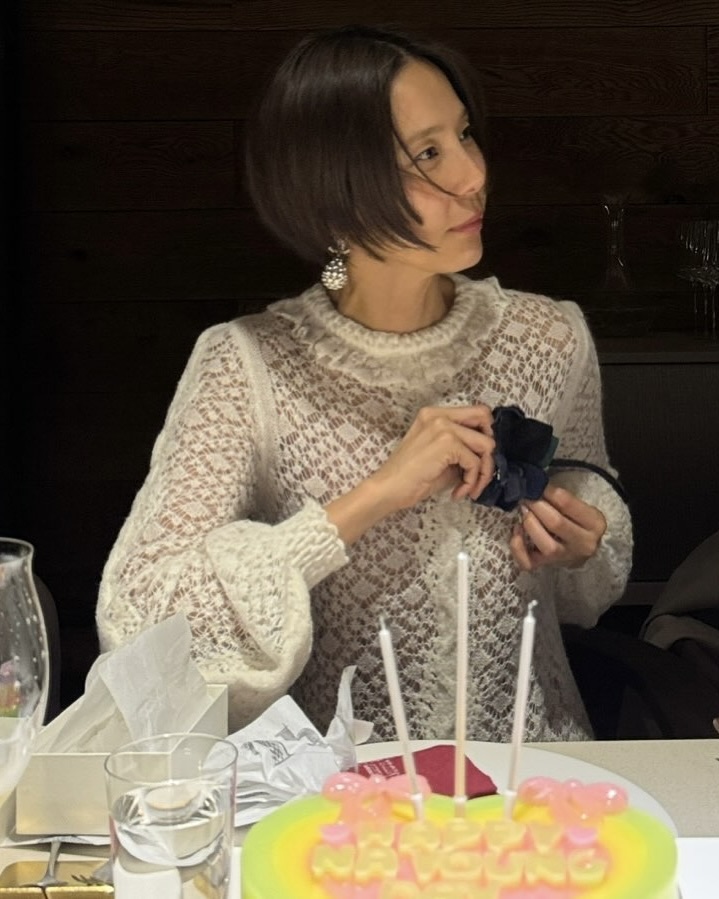 발렌타인에 무슨 케이크 살까🍰

발렌타인데이에 어떤 케이크를 먹을지 고민되신다면, 셀럽들이 선택한 케이크들을 참고해보세요! 사랑스러운 분위기에 달콤함까지 더해진 특별한 케이크들이 준비되어 있습니다.

먼저, 제니가 선택한 조선호텔의 블랙초코 케이크는 삼만 구천 원대인데요. 브라우니처럼 진한 초콜릿 시트에 쫀득한 마스카포네 크림이 올라가 있어 달콤하면서도 부드러운 식감을 자랑합니다. 택배와 방문 구매 시 디자인이 다른데요. 직접 방문하면 같은 디자인으로 받을 수 있다고 하네요.

또한, 제니가 절친 신현지에게 선물한 젤리샷케이크도 인기인데요. 젤리로 만든 케이크라 좀 더 특별하죠. 김나영, NCT 제노, (여자)아이들 미연 등 많은 셀럽들이 인증샷을 남긴 곳이기도 합니다.

마지막으로, 라이비 케이크 아웃의 파티 투나잇 케이크입니다. 바닐라 시트에 스트로베리 콩포트와 우유 생크림이 어우러져 달콤하고 상큼한 맛을 즐길 수 있습니다. 겉에는 우유 생크림과 와인잔 개수만큼 생딸기가 올라가 있어 더욱 특별한데요. 가격 또한 이 와인잔 개수에 따라 달라진다고 합니다. 이 케이크는 송혜교의 생일 케이크로 피드에 올라오기도 했죠.

발렌타인데이를 더욱 달콤하게 보내고 싶다면, 제니가 선택한 케이크들 중에서 골라보는 건 어떨까요? 사랑하는 사람과 함께라면 어떤 케이크든 더 맛있게 느껴질 거예요! 이미지4