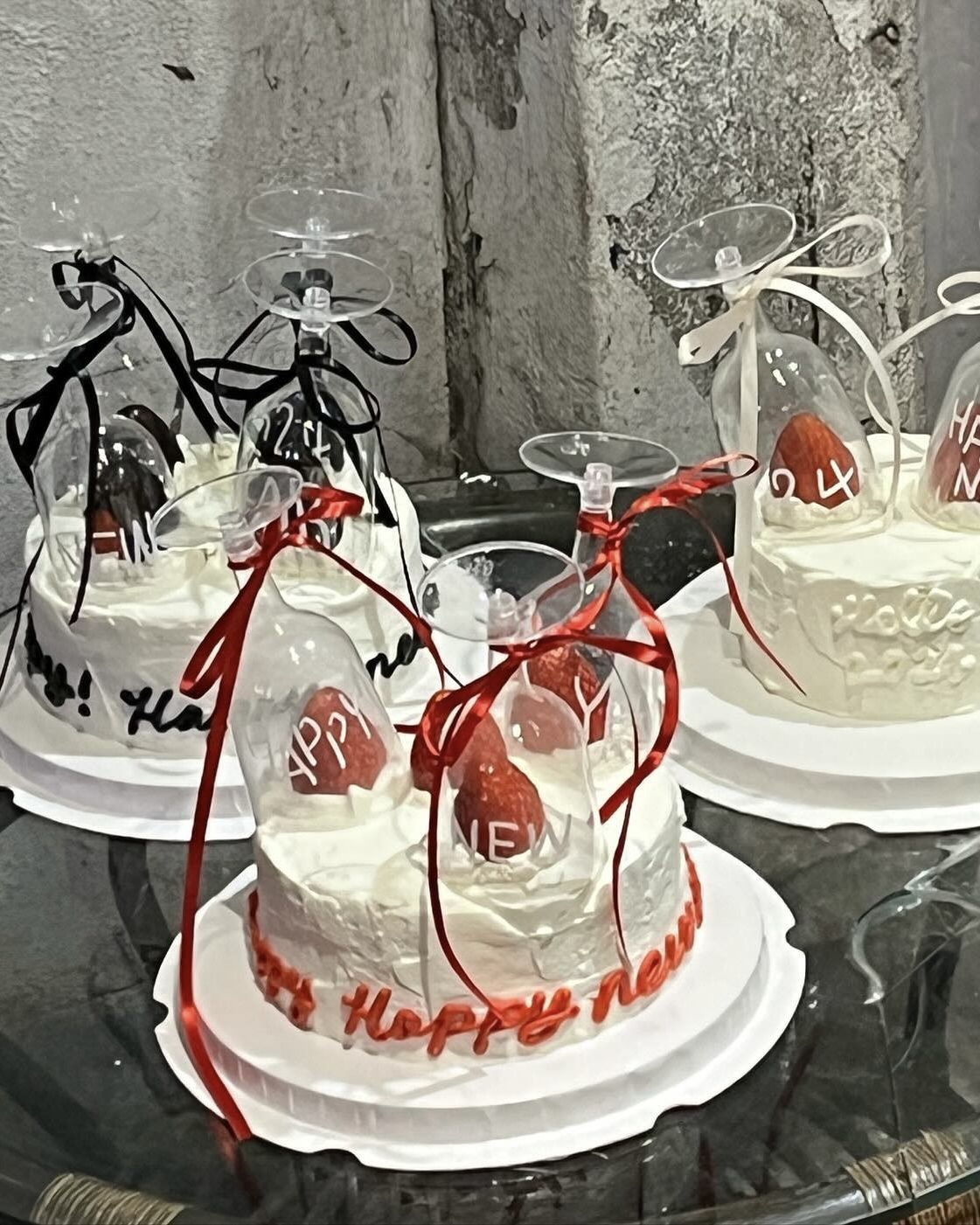 발렌타인에 무슨 케이크 살까🍰

발렌타인데이에 어떤 케이크를 먹을지 고민되신다면, 셀럽들이 선택한 케이크들을 참고해보세요! 사랑스러운 분위기에 달콤함까지 더해진 특별한 케이크들이 준비되어 있습니다.

먼저, 제니가 선택한 조선호텔의 블랙초코 케이크는 삼만 구천 원대인데요. 브라우니처럼 진한 초콜릿 시트에 쫀득한 마스카포네 크림이 올라가 있어 달콤하면서도 부드러운 식감을 자랑합니다. 택배와 방문 구매 시 디자인이 다른데요. 직접 방문하면 같은 디자인으로 받을 수 있다고 하네요.

또한, 제니가 절친 신현지에게 선물한 젤리샷케이크도 인기인데요. 젤리로 만든 케이크라 좀 더 특별하죠. 김나영, NCT 제노, (여자)아이들 미연 등 많은 셀럽들이 인증샷을 남긴 곳이기도 합니다.

마지막으로, 라이비 케이크 아웃의 파티 투나잇 케이크입니다. 바닐라 시트에 스트로베리 콩포트와 우유 생크림이 어우러져 달콤하고 상큼한 맛을 즐길 수 있습니다. 겉에는 우유 생크림과 와인잔 개수만큼 생딸기가 올라가 있어 더욱 특별한데요. 가격 또한 이 와인잔 개수에 따라 달라진다고 합니다. 이 케이크는 송혜교의 생일 케이크로 피드에 올라오기도 했죠.

발렌타인데이를 더욱 달콤하게 보내고 싶다면, 제니가 선택한 케이크들 중에서 골라보는 건 어떨까요? 사랑하는 사람과 함께라면 어떤 케이크든 더 맛있게 느껴질 거예요! 이미지8
