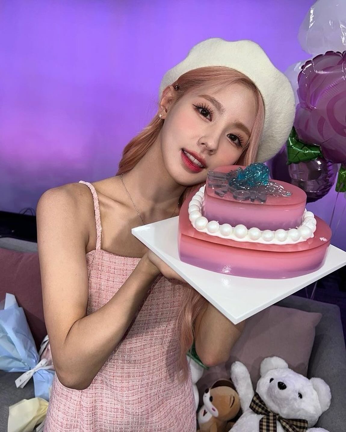 발렌타인에 무슨 케이크 살까🍰

발렌타인데이에 어떤 케이크를 먹을지 고민되신다면, 셀럽들이 선택한 케이크들을 참고해보세요! 사랑스러운 분위기에 달콤함까지 더해진 특별한 케이크들이 준비되어 있습니다.

먼저, 제니가 선택한 조선호텔의 블랙초코 케이크는 삼만 구천 원대인데요. 브라우니처럼 진한 초콜릿 시트에 쫀득한 마스카포네 크림이 올라가 있어 달콤하면서도 부드러운 식감을 자랑합니다. 택배와 방문 구매 시 디자인이 다른데요. 직접 방문하면 같은 디자인으로 받을 수 있다고 하네요.

또한, 제니가 절친 신현지에게 선물한 젤리샷케이크도 인기인데요. 젤리로 만든 케이크라 좀 더 특별하죠. 김나영, NCT 제노, (여자)아이들 미연 등 많은 셀럽들이 인증샷을 남긴 곳이기도 합니다.

마지막으로, 라이비 케이크 아웃의 파티 투나잇 케이크입니다. 바닐라 시트에 스트로베리 콩포트와 우유 생크림이 어우러져 달콤하고 상큼한 맛을 즐길 수 있습니다. 겉에는 우유 생크림과 와인잔 개수만큼 생딸기가 올라가 있어 더욱 특별한데요. 가격 또한 이 와인잔 개수에 따라 달라진다고 합니다. 이 케이크는 송혜교의 생일 케이크로 피드에 올라오기도 했죠.

발렌타인데이를 더욱 달콤하게 보내고 싶다면, 제니가 선택한 케이크들 중에서 골라보는 건 어떨까요? 사랑하는 사람과 함께라면 어떤 케이크든 더 맛있게 느껴질 거예요! 이미지6