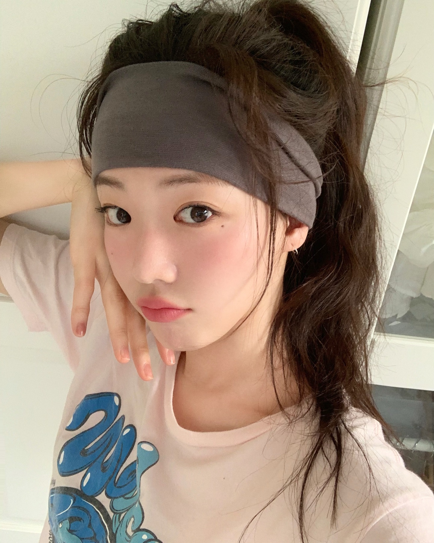 얼굴 여백 확 줄여주는 블러셔 팁⭐️
블러셔는 메이크업에서 중요한 역할을 하는데요. 얼굴형을 보완하고 여백을 줄이는 효과가 있죠. 그래서 준비한 내 얼굴형에 맞는 올바른 블러셔 바르는 법을 알려드릴게요.🩷
1. 여백이 있는 얼굴형
평소 여백이 있는 넓은 페이스 라인을 가진 얼굴은 시선이 바깥쪽으로 향하지 않도록, 볼 중앙에 블러셔를 올려주는 것이 효과적입니다.
2. 각진 얼굴형
볼터치를 사선으로 발라주면 얼굴을 갸름하게 보이게 할 수 있습니다. 이 방법은 외국 셀럽들이 자주 사용하는 방법으로, 자연스러운 쉐딩 효과도 함께 얻을 수 있습니다.
3. 계란형
축복받은 얼굴형이라 특별히 위치에 구애받지 않지만, 과한 터치보다는 자연스러운 혈색을 강조하는 생기 있는 볼터치가 잘 어울립니다.
4. 옆광대가 있는 얼굴형
옆광대가 있는 경우, 블러셔를 대각선으로 사선형으로 발라주면 얼굴이 더욱 갸름해 보입니다.
5. 긴 얼굴형
눈 밑 가까이에 가로로 블러셔를 터치하여 중안부를 짧아 보이게 연출하는 것이 좋습니다. 또한, 콧잔등에 가볍게 터치하면 얼굴형 보완에 도움이 됩니다. 이미지5