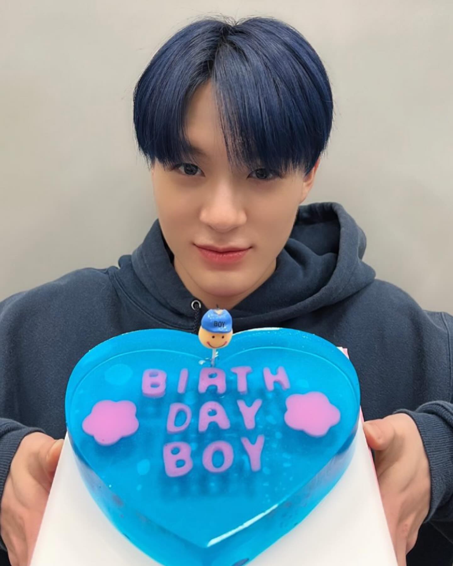 발렌타인에 무슨 케이크 살까🍰

발렌타인데이에 어떤 케이크를 먹을지 고민되신다면, 셀럽들이 선택한 케이크들을 참고해보세요! 사랑스러운 분위기에 달콤함까지 더해진 특별한 케이크들이 준비되어 있습니다.

먼저, 제니가 선택한 조선호텔의 블랙초코 케이크는 삼만 구천 원대인데요. 브라우니처럼 진한 초콜릿 시트에 쫀득한 마스카포네 크림이 올라가 있어 달콤하면서도 부드러운 식감을 자랑합니다. 택배와 방문 구매 시 디자인이 다른데요. 직접 방문하면 같은 디자인으로 받을 수 있다고 하네요.

또한, 제니가 절친 신현지에게 선물한 젤리샷케이크도 인기인데요. 젤리로 만든 케이크라 좀 더 특별하죠. 김나영, NCT 제노, (여자)아이들 미연 등 많은 셀럽들이 인증샷을 남긴 곳이기도 합니다.

마지막으로, 라이비 케이크 아웃의 파티 투나잇 케이크입니다. 바닐라 시트에 스트로베리 콩포트와 우유 생크림이 어우러져 달콤하고 상큼한 맛을 즐길 수 있습니다. 겉에는 우유 생크림과 와인잔 개수만큼 생딸기가 올라가 있어 더욱 특별한데요. 가격 또한 이 와인잔 개수에 따라 달라진다고 합니다. 이 케이크는 송혜교의 생일 케이크로 피드에 올라오기도 했죠.

발렌타인데이를 더욱 달콤하게 보내고 싶다면, 제니가 선택한 케이크들 중에서 골라보는 건 어떨까요? 사랑하는 사람과 함께라면 어떤 케이크든 더 맛있게 느껴질 거예요! 이미지5