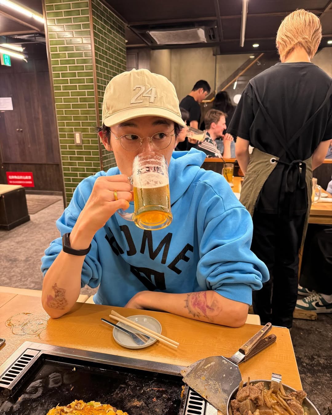 애처가 관상은 따로 있다🥰

모델왕 김원중, 레전드 래퍼 빈지노! 딱 봐도 알 수 있는 이들의 공통점은 서로 닮은 꼴이라는 점이에요. 닮은 꼴로 함께 화보를 찍기도 했던 그들은 찐 애처가라는 점도 비슷합니다.

트렌디한 스타일을 보여주는 그들은 패션 센스마저 축복받은 듯 하네요😊 이미 2세까지 함께하며 가정을 꾸린 그들! 달달한 일상을 함께 보시죠. 이미지3