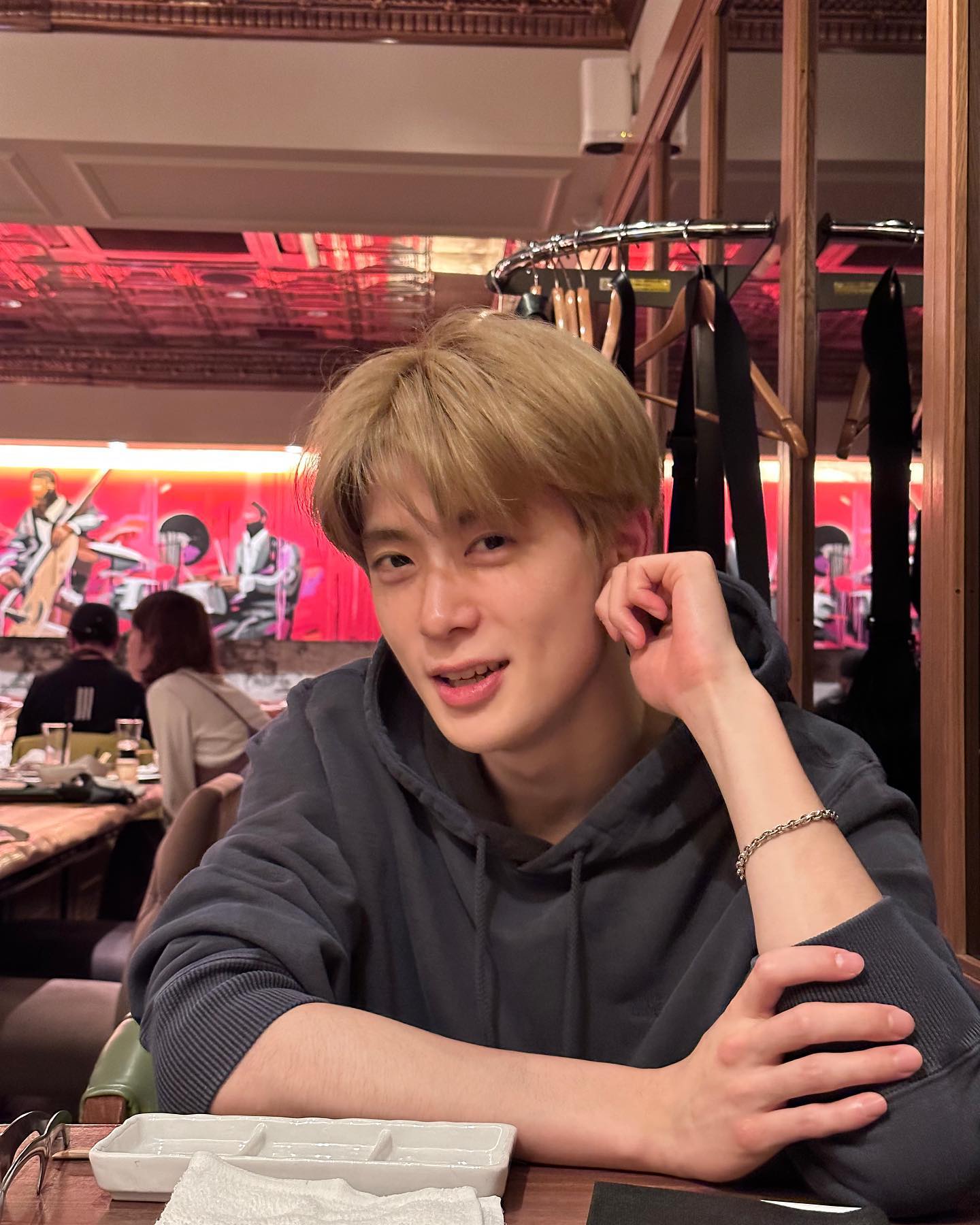 인스타도 잘하는 발렌타인보이💚

발렌타인데이인 오늘, 생일인 아이돌이 있죠. 바로 NCT의 재현인데요. ‘발렌타인보이🍫’ 재현은 SNS 피드가 예쁘다고 소문이 자자하죠. 생일을 맞이해 그의 피드를 한번 살펴볼까요?

잘생긴 비주얼에 힙한 패션 센스까지 돋보이죠. 자연스러운 셀카부터 감각적인 풍경샷까지, 모든 사진이 하나의 작품처럼 보이죠. 특히, 재현 특유의 색감과 구도는 많은 팬들에게 손민수 욕구를 불러일으킵니다. 

빈티지하면서도 깔끔한 스타일 덕분에 패션 아이콘으로도 손꼽히죠. 덕분에 그의 피드는 팬뿐만 아니라 일반인들에게도 인기가 많은데요. 프라다 엠버서더인 그, 프라다 제품들을 활용한 룩도 많이 보이네요.

SNS에서 ‘남친짤 장인’으로도 유명한 재현! 훈훈한 분위기와 자연스러운 표정 연출로 보는 사람마저 설레게 만듭니다. 덕분에 그의 사진은 남자친구 사진을 찍어줄 때 레퍼런스로 활용하기에도 딱이죠. 생일을 맞아 그의 피드를 정주행하며, 재현만의 감성을 느껴보는 건 어떨까요? 🎂💕 이미지3