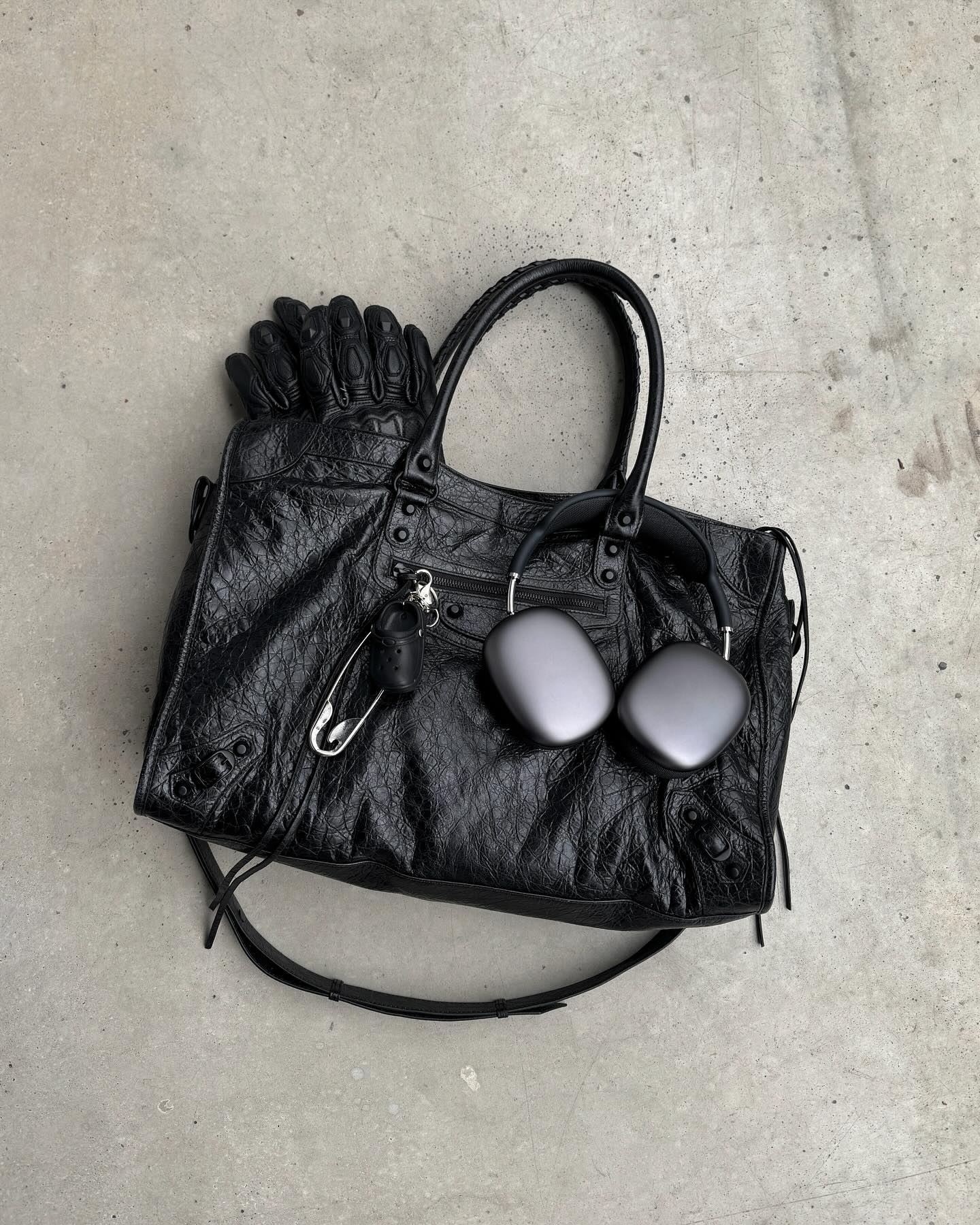유행 안 타는 발렌 시티백🖤 
느좋 프렌치 시크룩에 딱이야🇫🇷 이미지