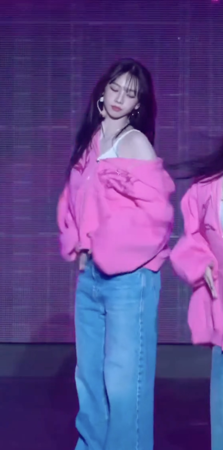 핑크후디가 찰떡🩷카리나
원숄더 포인트로 더 힙하게✨ 이미지