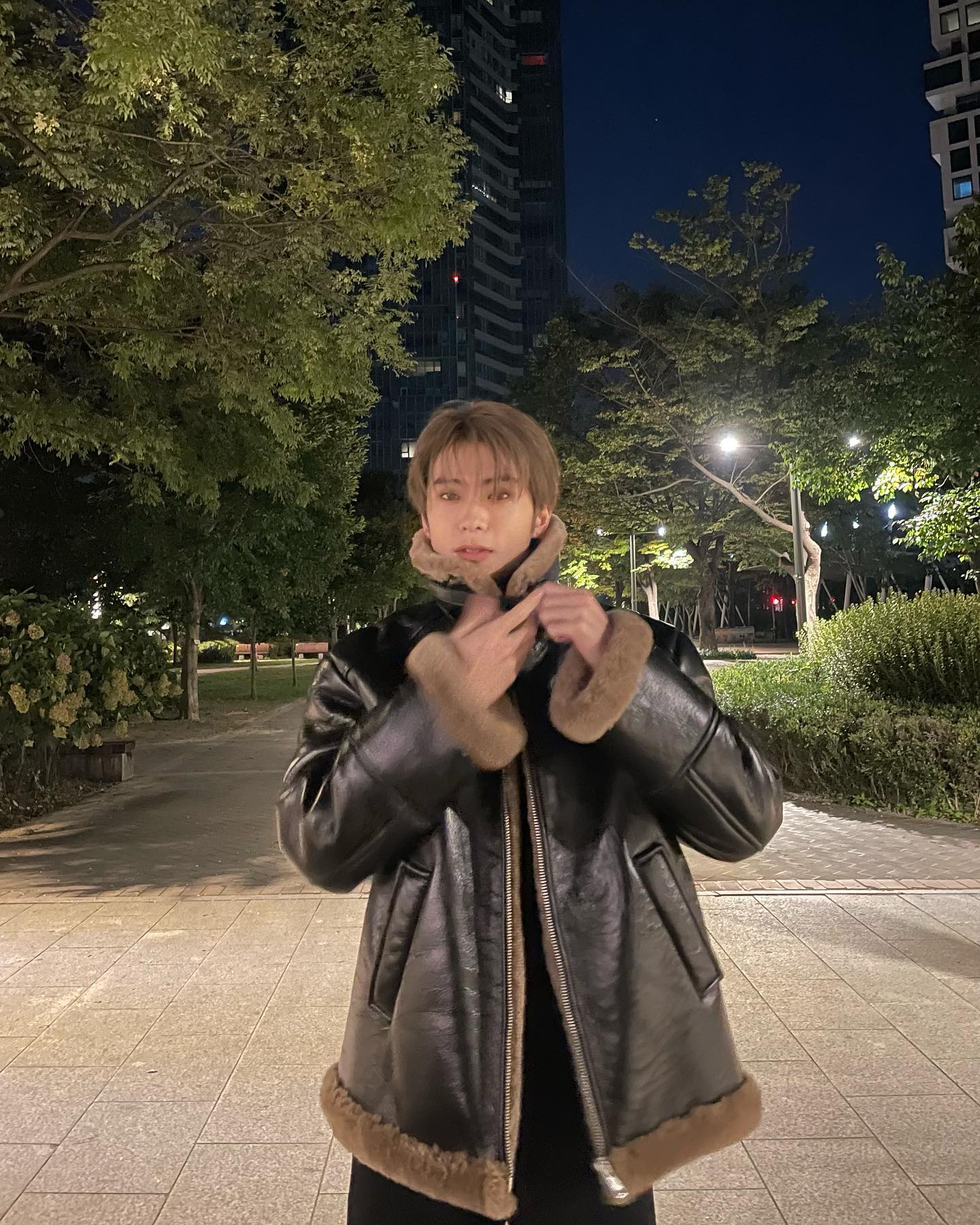 인스타도 잘하는 발렌타인보이💚

발렌타인데이인 오늘, 생일인 아이돌이 있죠. 바로 NCT의 재현인데요. ‘발렌타인보이🍫’ 재현은 SNS 피드가 예쁘다고 소문이 자자하죠. 생일을 맞이해 그의 피드를 한번 살펴볼까요?

잘생긴 비주얼에 힙한 패션 센스까지 돋보이죠. 자연스러운 셀카부터 감각적인 풍경샷까지, 모든 사진이 하나의 작품처럼 보이죠. 특히, 재현 특유의 색감과 구도는 많은 팬들에게 손민수 욕구를 불러일으킵니다. 

빈티지하면서도 깔끔한 스타일 덕분에 패션 아이콘으로도 손꼽히죠. 덕분에 그의 피드는 팬뿐만 아니라 일반인들에게도 인기가 많은데요. 프라다 엠버서더인 그, 프라다 제품들을 활용한 룩도 많이 보이네요.

SNS에서 ‘남친짤 장인’으로도 유명한 재현! 훈훈한 분위기와 자연스러운 표정 연출로 보는 사람마저 설레게 만듭니다. 덕분에 그의 사진은 남자친구 사진을 찍어줄 때 레퍼런스로 활용하기에도 딱이죠. 생일을 맞아 그의 피드를 정주행하며, 재현만의 감성을 느껴보는 건 어떨까요? 🎂💕 이미지6