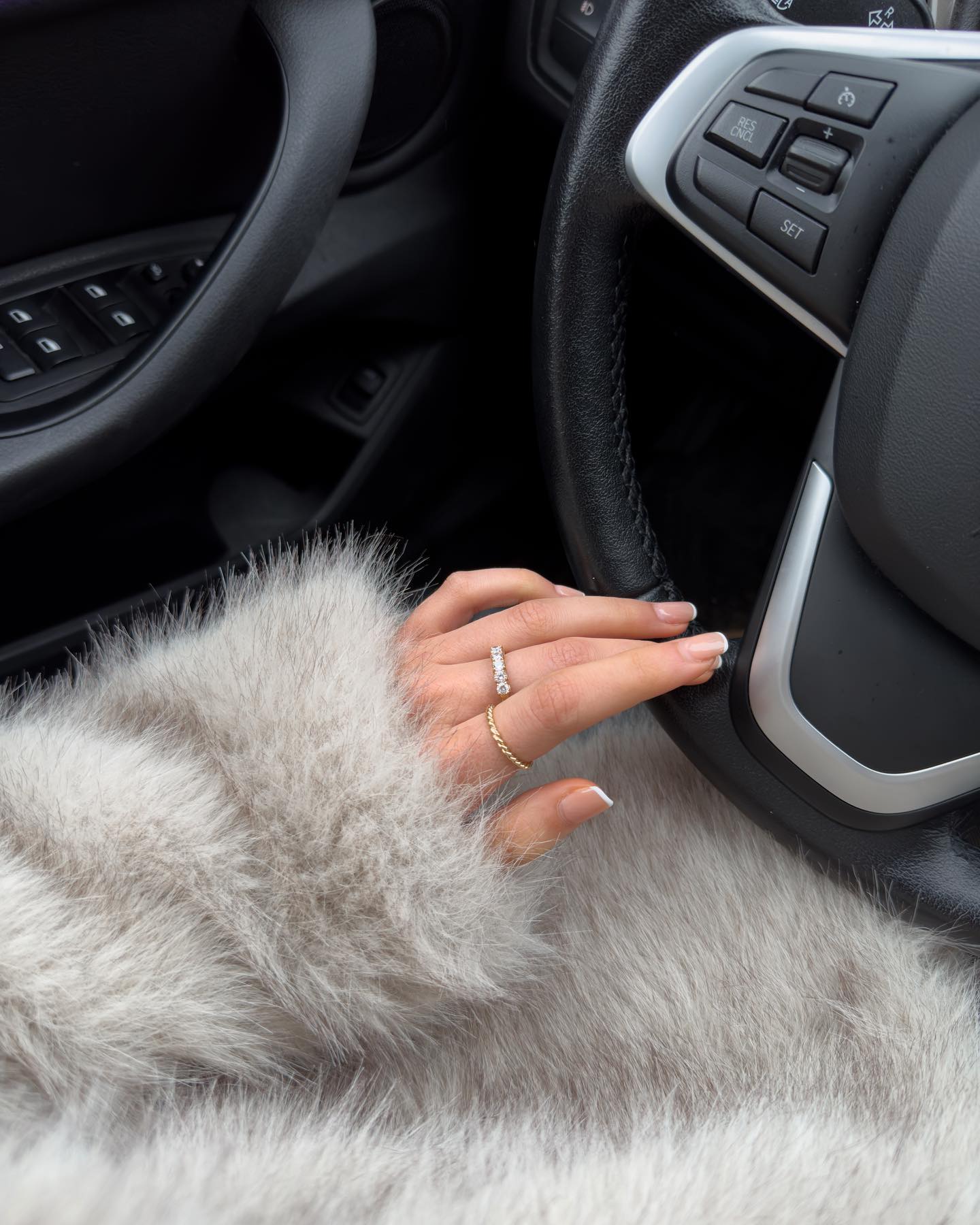 화이트로 완성하는 프렌치 네일🤍 이미지