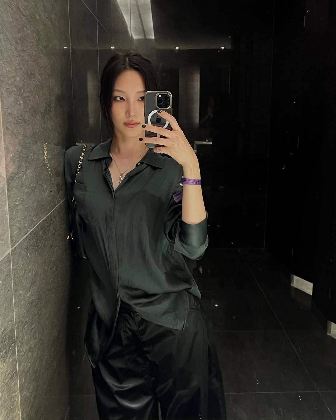 블랙의 무궁무진한 변신은 무죄!

블랙 미니 스커트에 검정 스타킹은 섹시한 스타일의 정석이에요. 캐주얼한 블랙 착장으로 센스 있게 소재를 믹스매치해서 시크하고 트렌디한 분위기를 연출할 수도 있답니다.

역시 블랙은 올타임 레전드🖤 이미지5