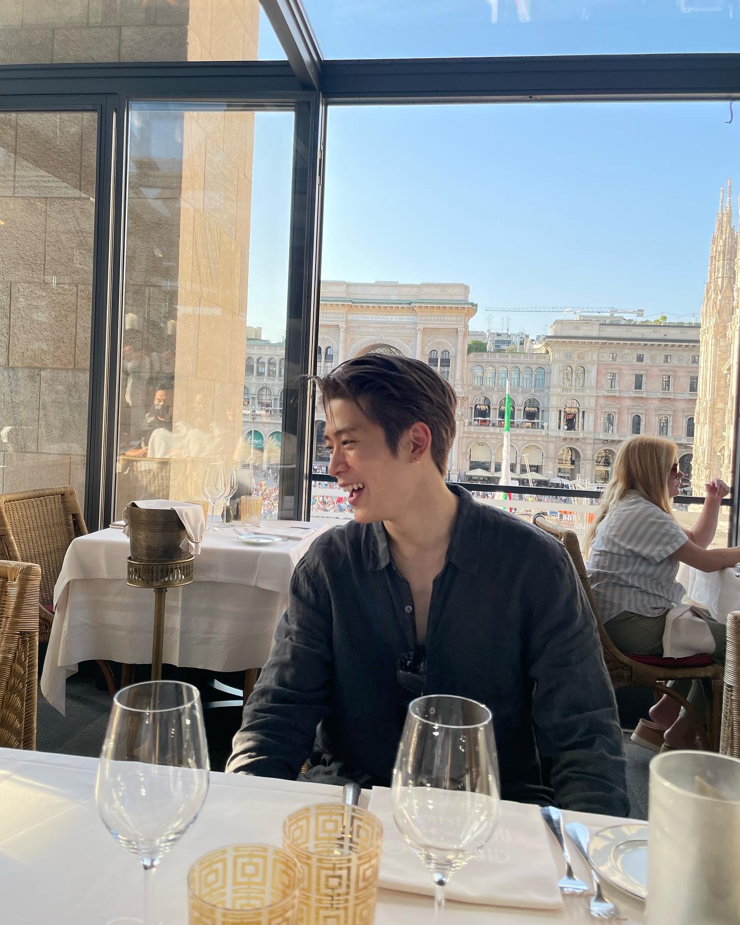 인스타도 잘하는 발렌타인보이💚

발렌타인데이인 오늘, 생일인 아이돌이 있죠. 바로 NCT의 재현인데요. ‘발렌타인보이🍫’ 재현은 SNS 피드가 예쁘다고 소문이 자자하죠. 생일을 맞이해 그의 피드를 한번 살펴볼까요?

잘생긴 비주얼에 힙한 패션 센스까지 돋보이죠. 자연스러운 셀카부터 감각적인 풍경샷까지, 모든 사진이 하나의 작품처럼 보이죠. 특히, 재현 특유의 색감과 구도는 많은 팬들에게 손민수 욕구를 불러일으킵니다. 

빈티지하면서도 깔끔한 스타일 덕분에 패션 아이콘으로도 손꼽히죠. 덕분에 그의 피드는 팬뿐만 아니라 일반인들에게도 인기가 많은데요. 프라다 엠버서더인 그, 프라다 제품들을 활용한 룩도 많이 보이네요.

SNS에서 ‘남친짤 장인’으로도 유명한 재현! 훈훈한 분위기와 자연스러운 표정 연출로 보는 사람마저 설레게 만듭니다. 덕분에 그의 사진은 남자친구 사진을 찍어줄 때 레퍼런스로 활용하기에도 딱이죠. 생일을 맞아 그의 피드를 정주행하며, 재현만의 감성을 느껴보는 건 어떨까요? 🎂💕 이미지2