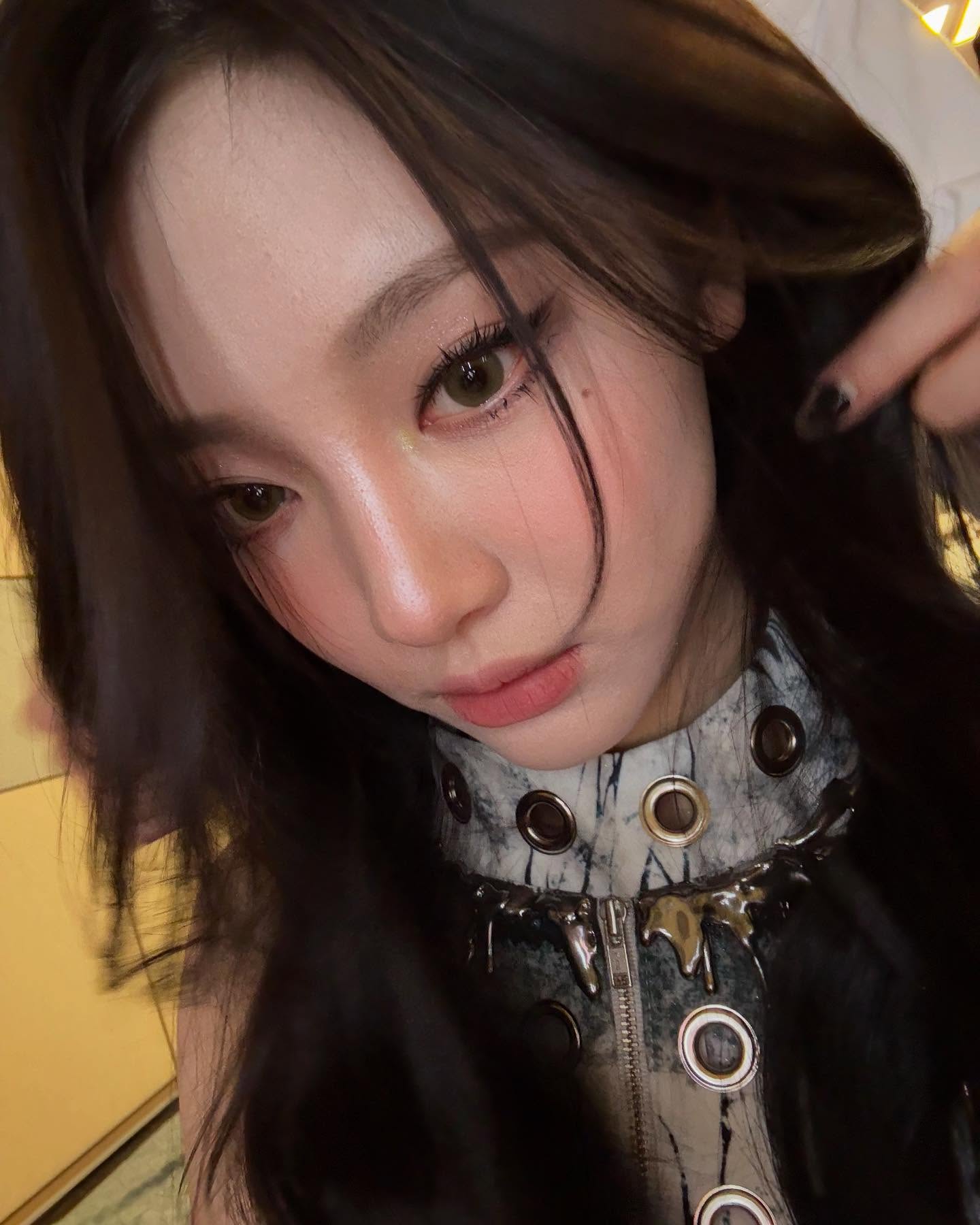 셀럽들이 자주 하는 헤어 팁💡
귀 옆 볼륨으로 중안부를 더 짧아보이게✔️ 이미지6