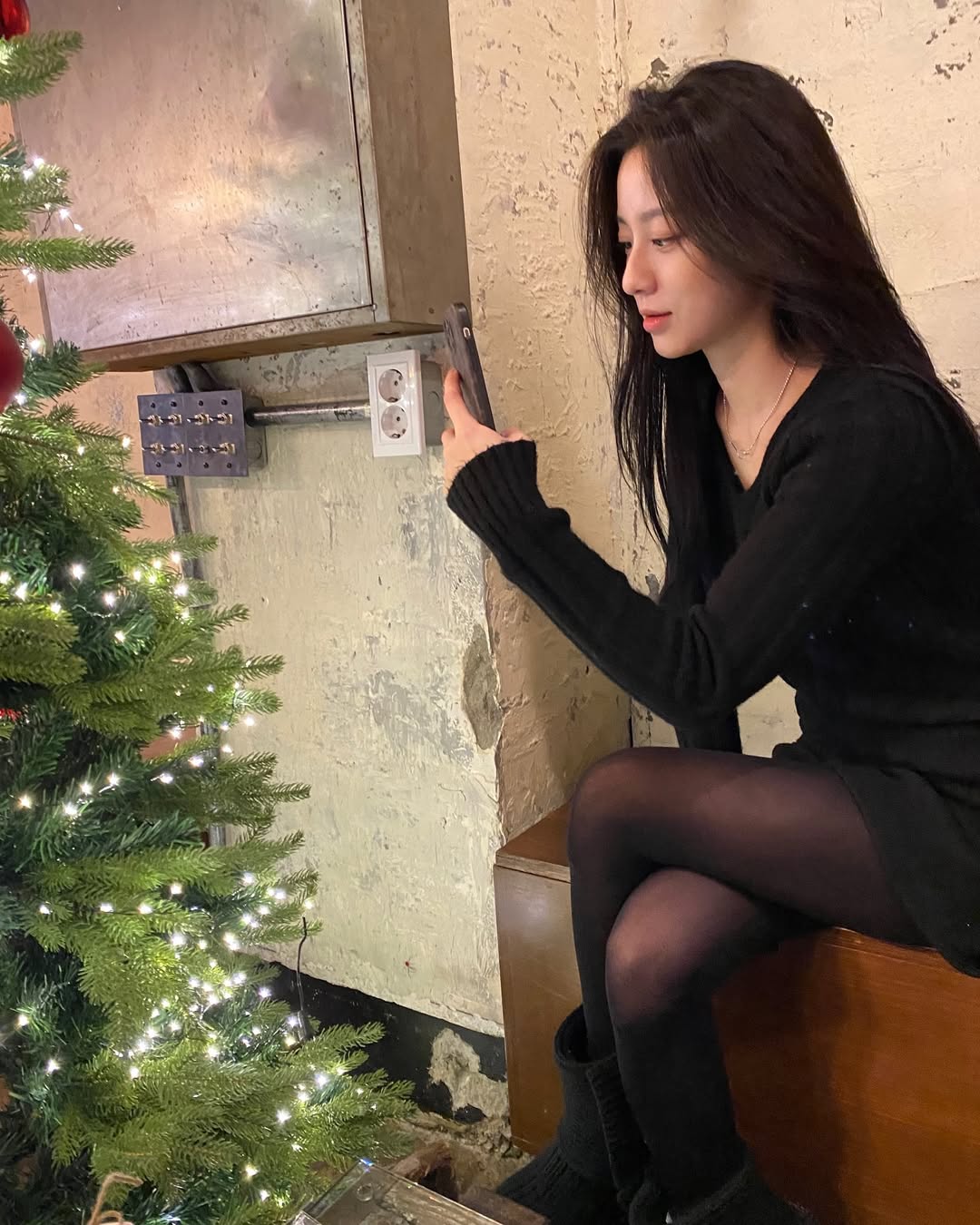 블랙의 무궁무진한 변신은 무죄!

블랙 미니 스커트에 검정 스타킹은 섹시한 스타일의 정석이에요. 캐주얼한 블랙 착장으로 센스 있게 소재를 믹스매치해서 시크하고 트렌디한 분위기를 연출할 수도 있답니다.

역시 블랙은 올타임 레전드🖤 이미지3