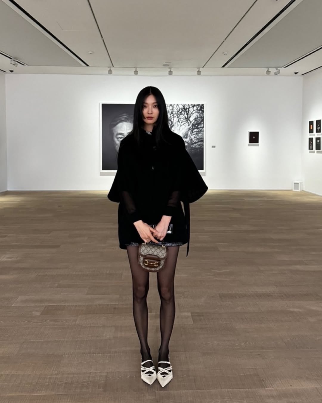블랙의 무궁무진한 변신은 무죄!

블랙 미니 스커트에 검정 스타킹은 섹시한 스타일의 정석이에요. 캐주얼한 블랙 착장으로 센스 있게 소재를 믹스매치해서 시크하고 트렌디한 분위기를 연출할 수도 있답니다.

역시 블랙은 올타임 레전드🖤 이미지4